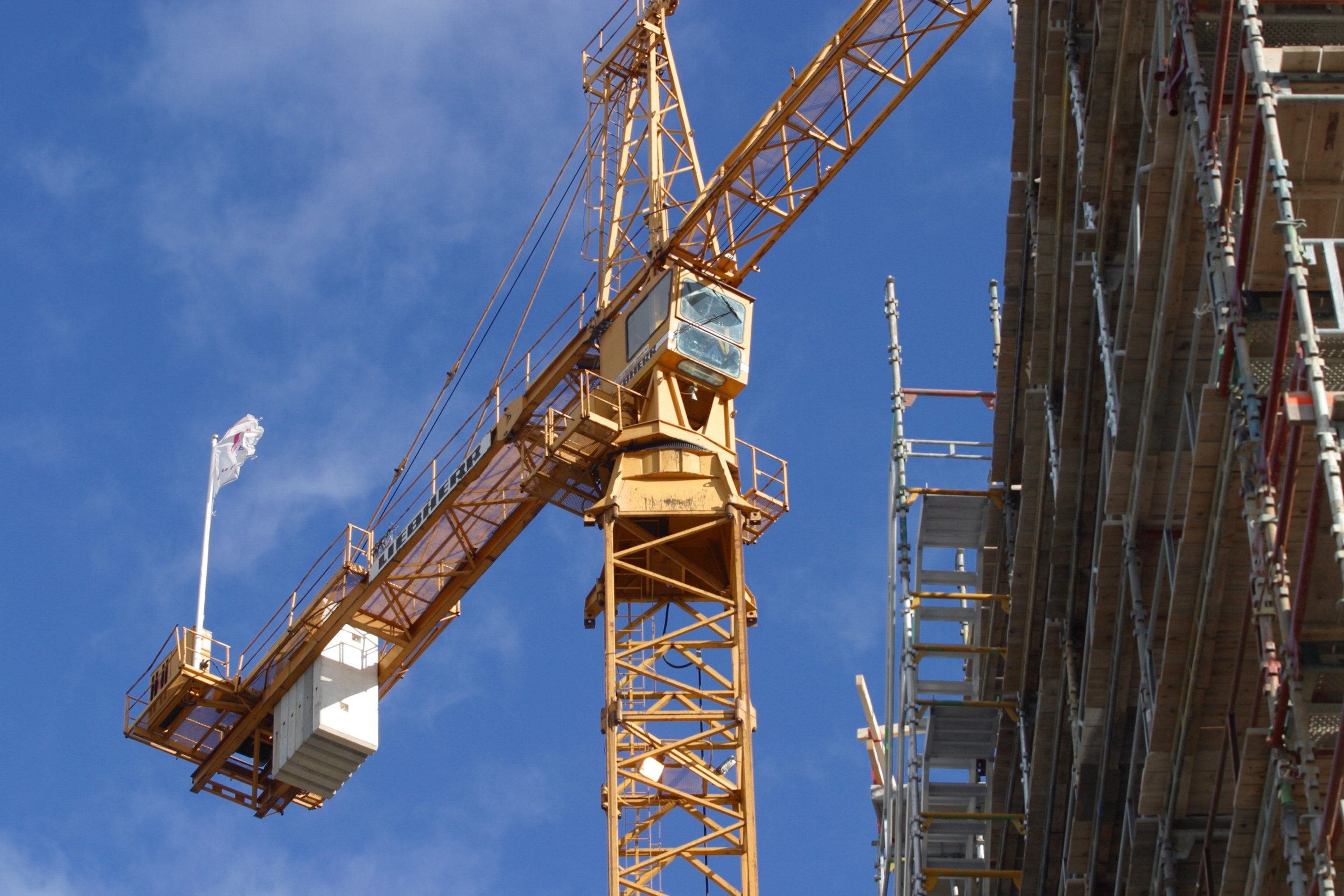 Bilde av heisekran ved uferdig bygning