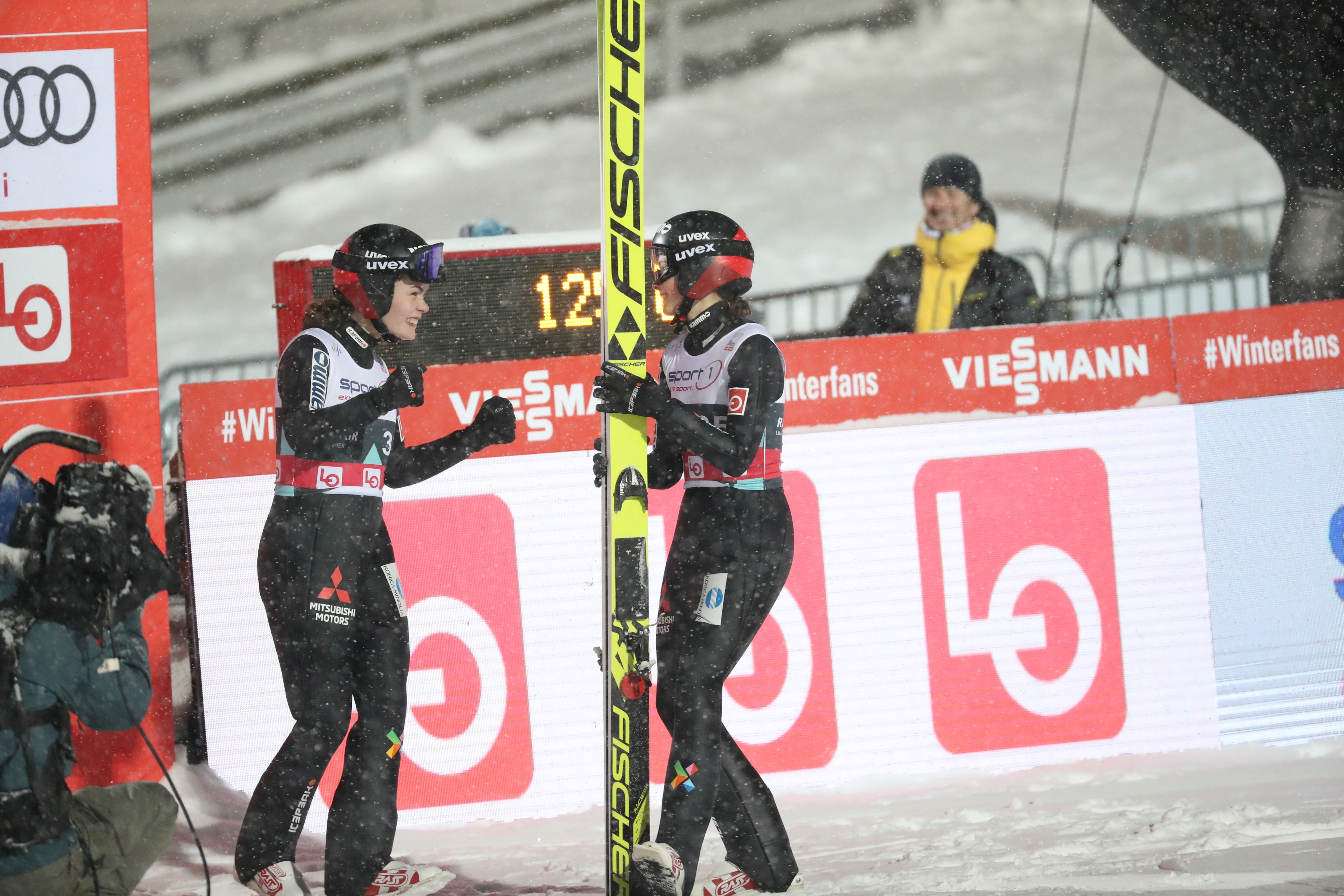 Bilde av to kvinnelige skiflyvere.