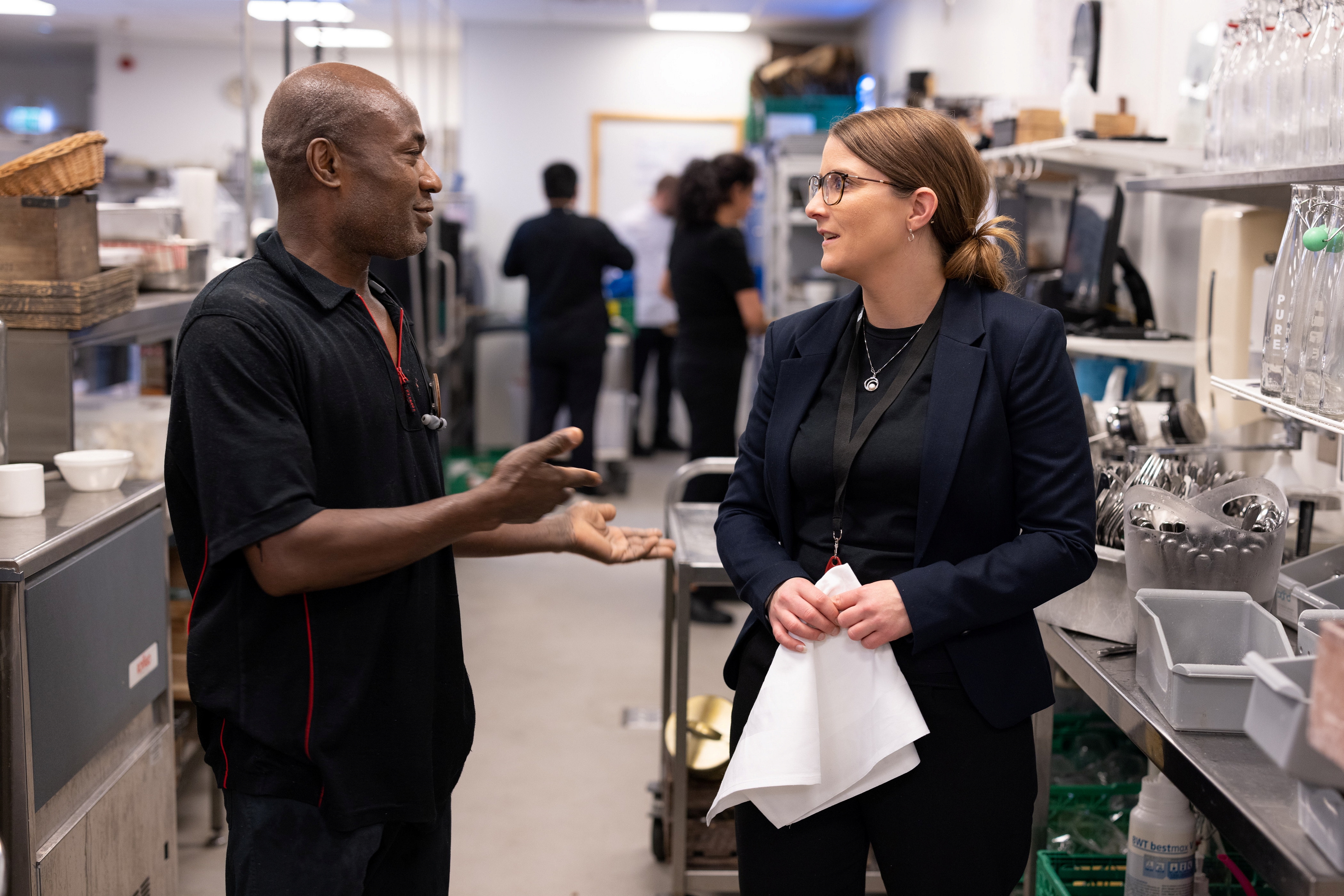 Bilde av to som snakker. 