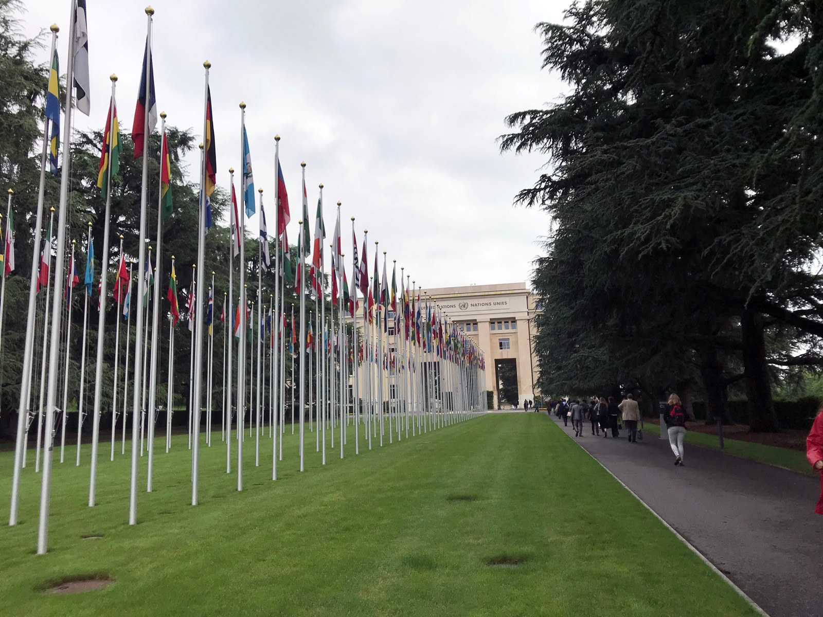 Mange heiste flagg på flaggstand