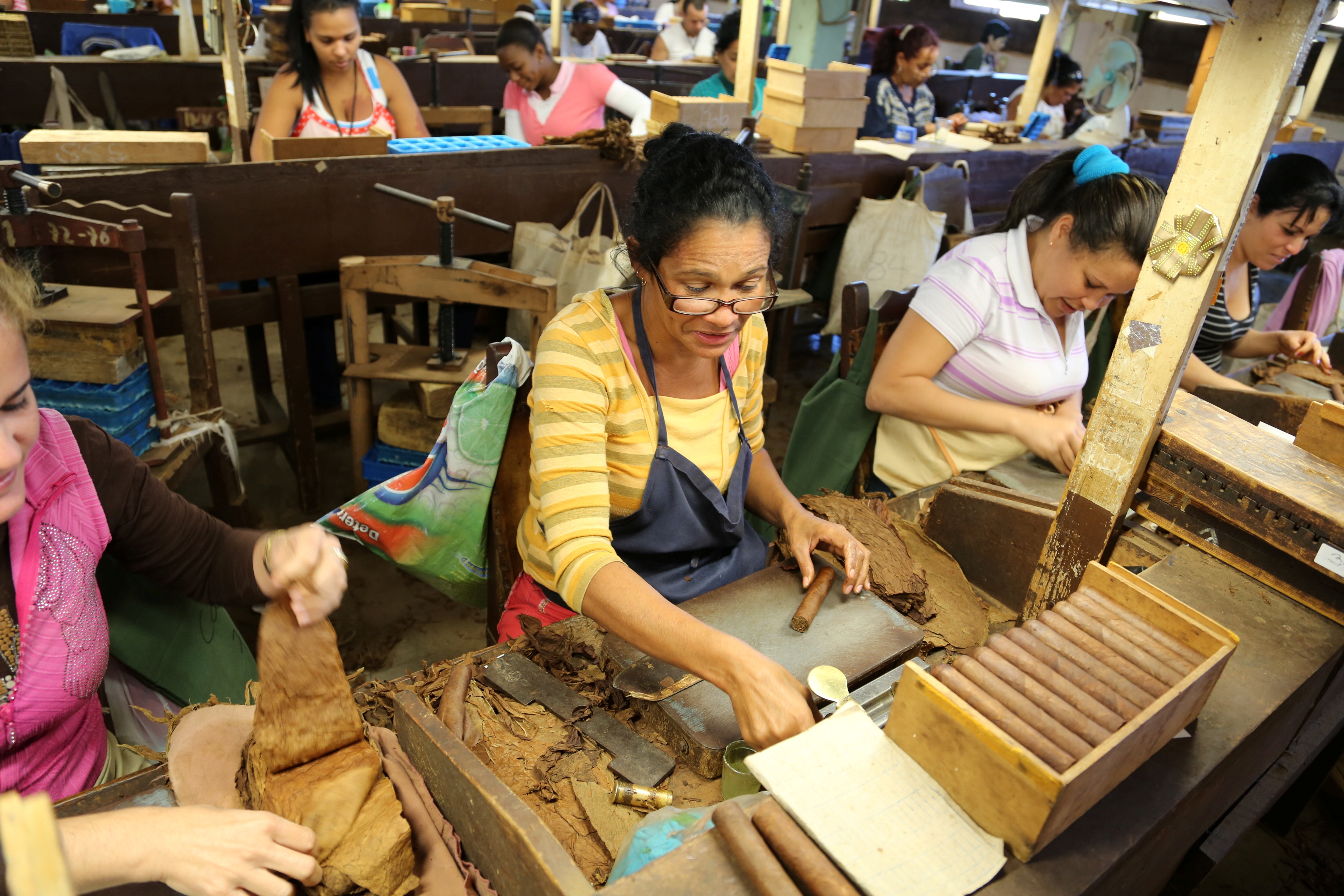 Arbeidende kvinne i fabrikk i Asia. Foto.