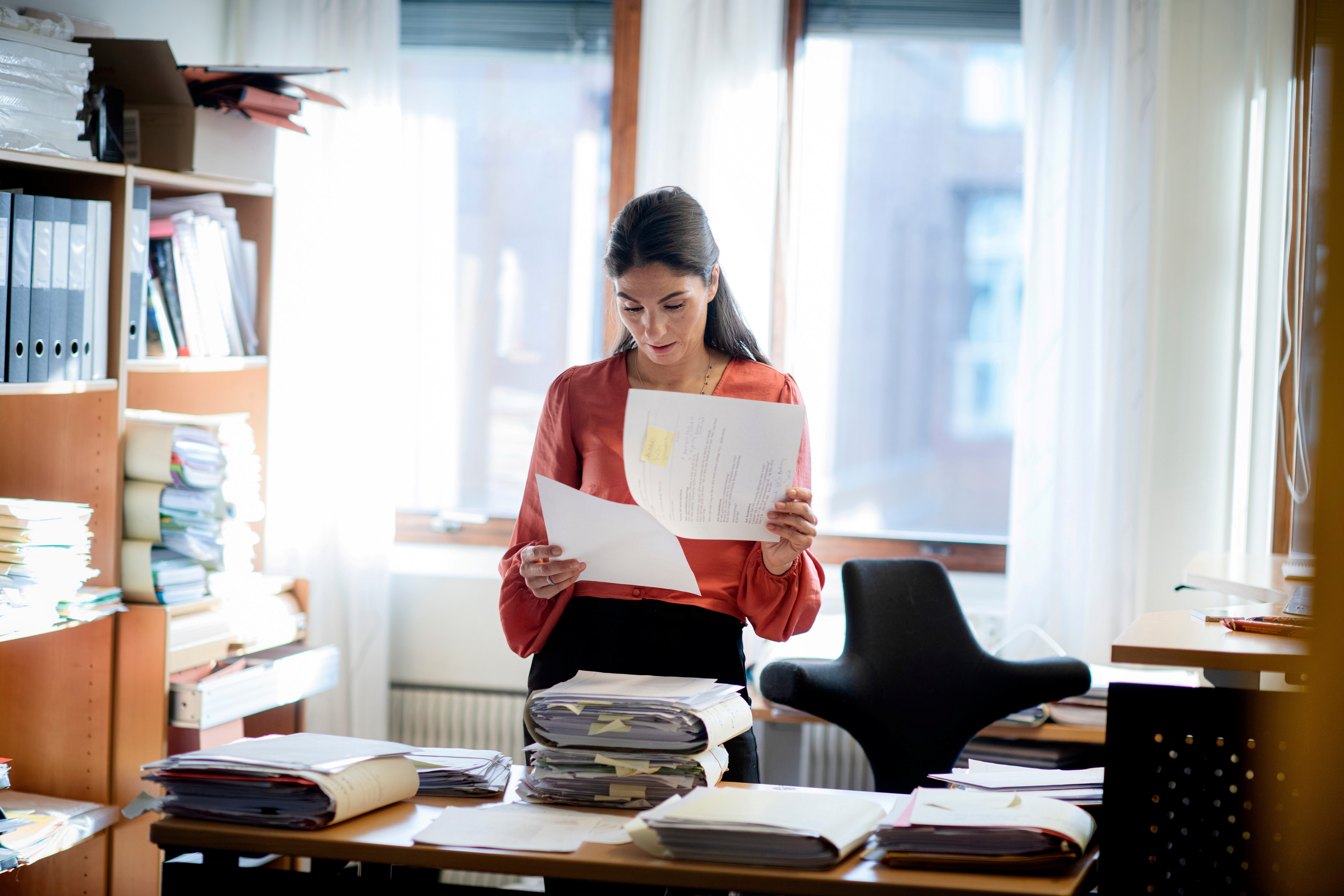 En  advokat i dialog med en klient.