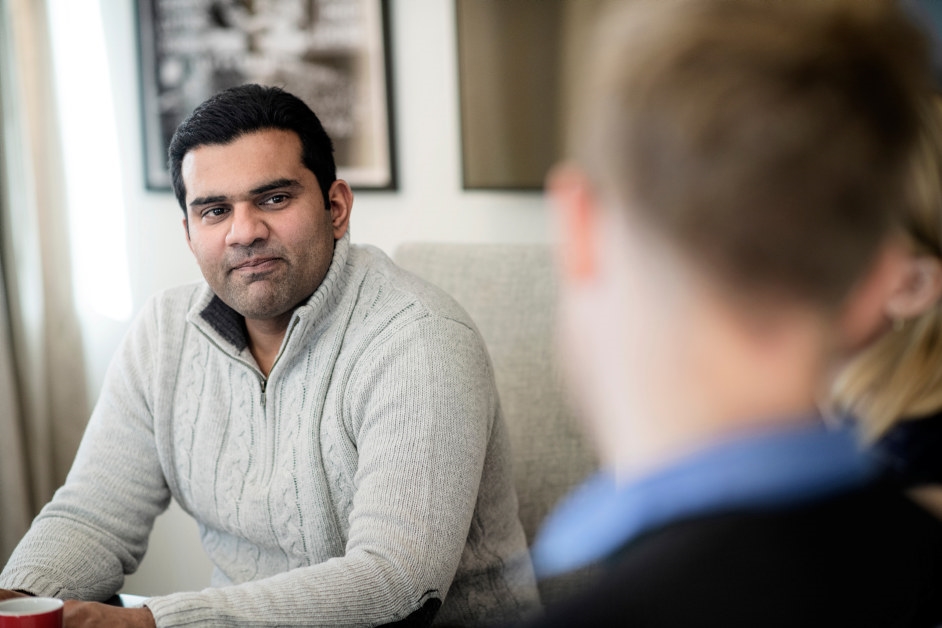 bilde av advokat Haider som prater med en person