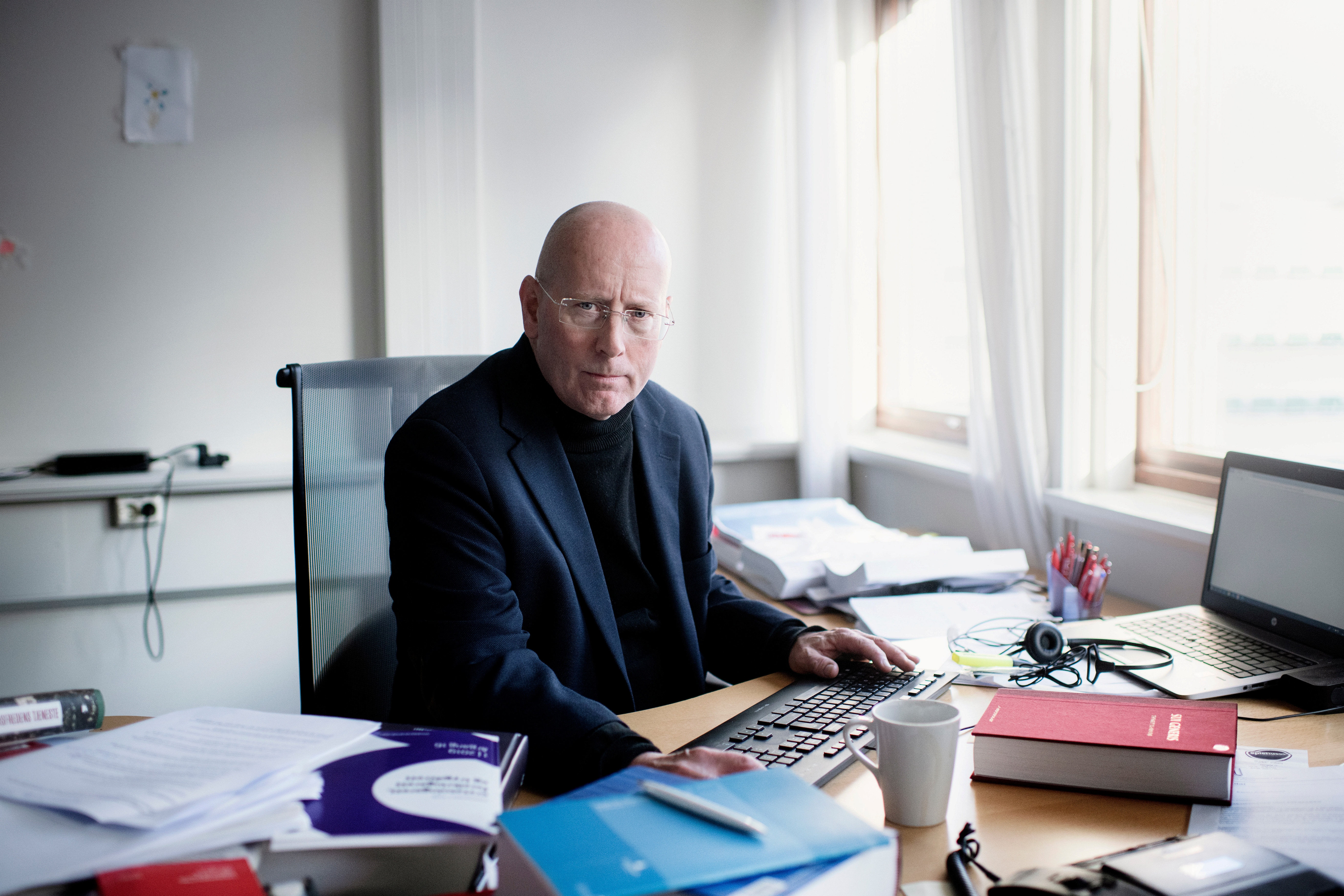 Avdelingslederen ved LOs juridiske avdeling sitter ved kontorpulten