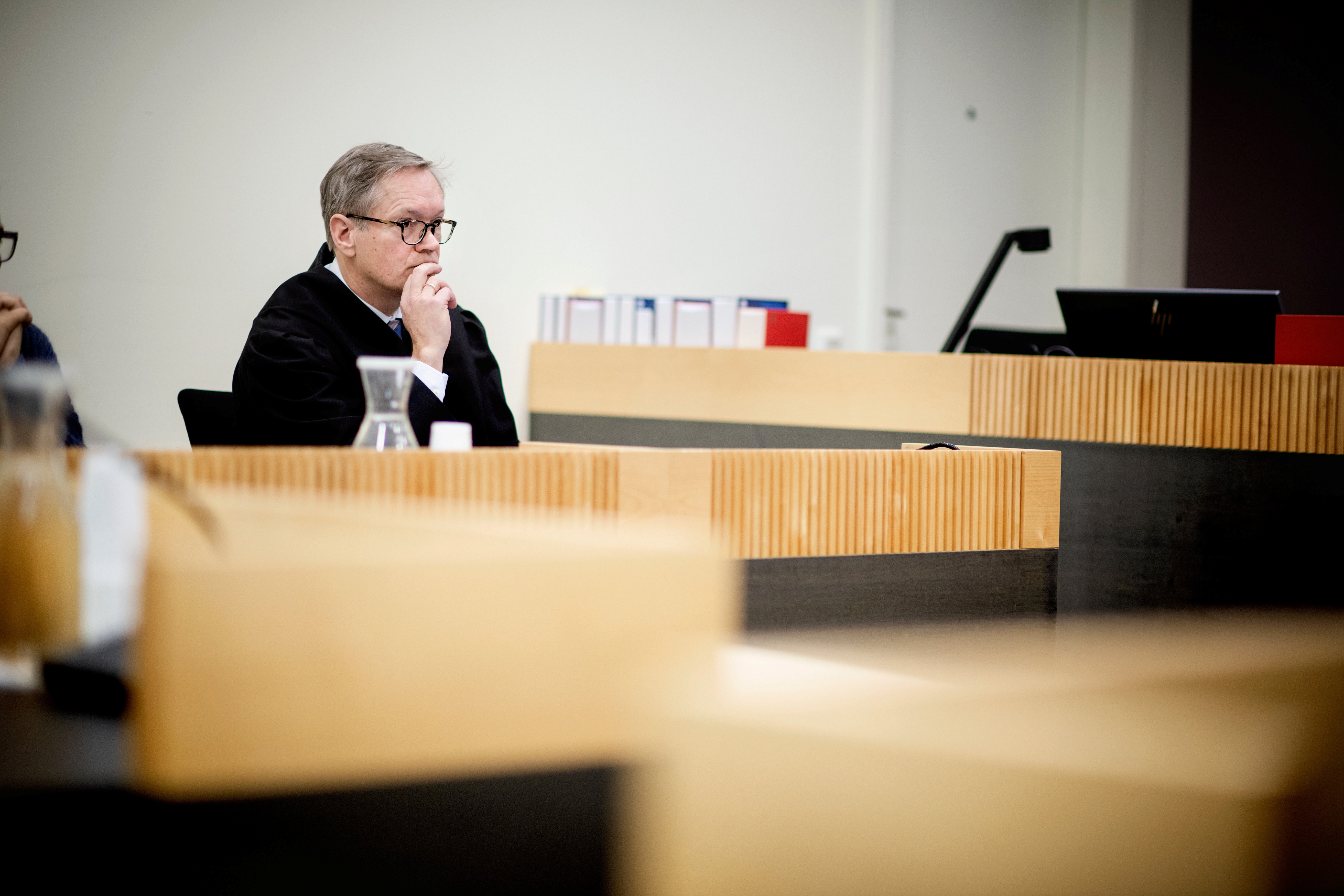 Advokat som tenker i en domstol