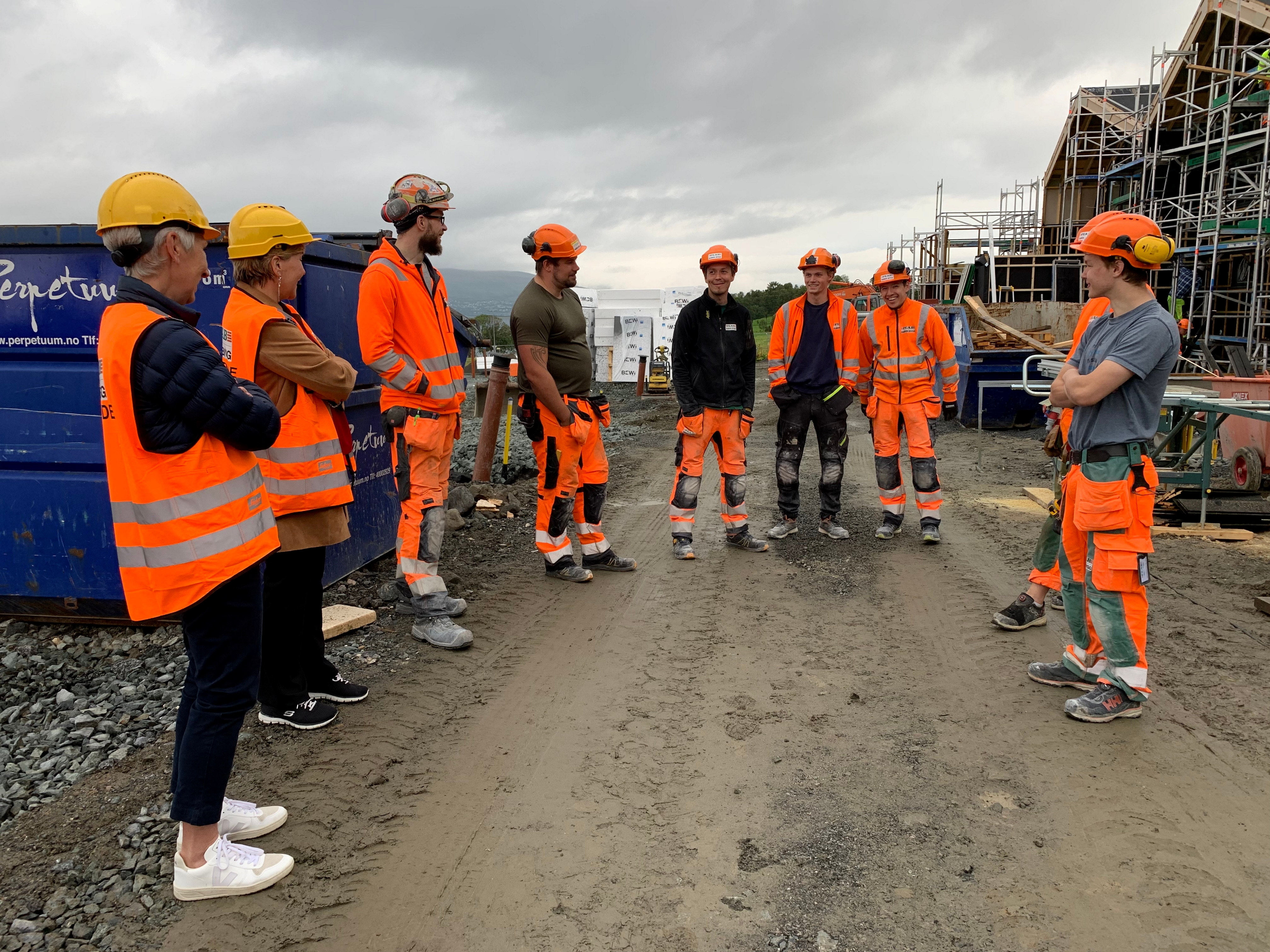 Bilde av arbeidere på en byggeplass. 