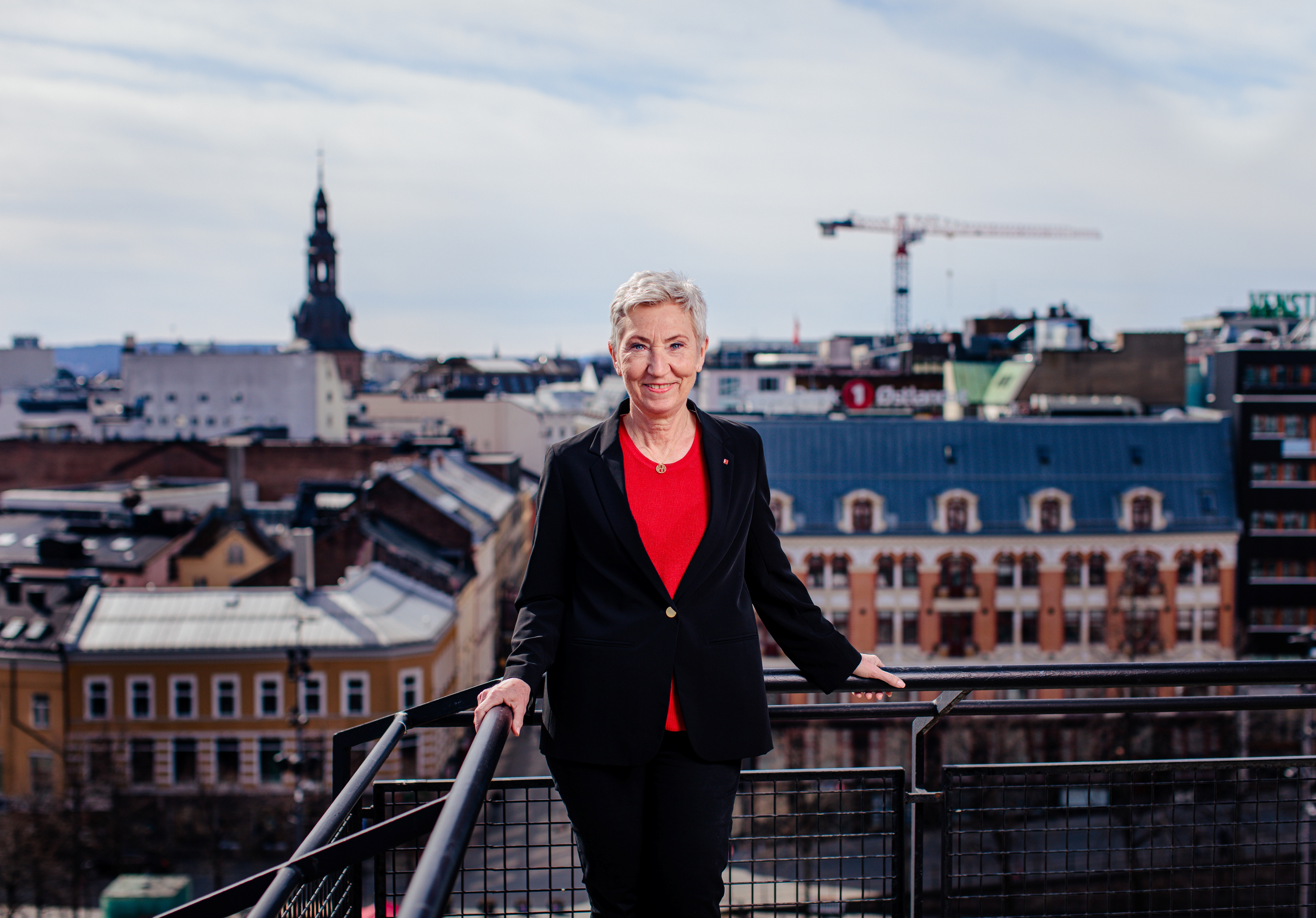 Bilde av LO-leder Peggy Hessen Følsvik foran Youngstorget