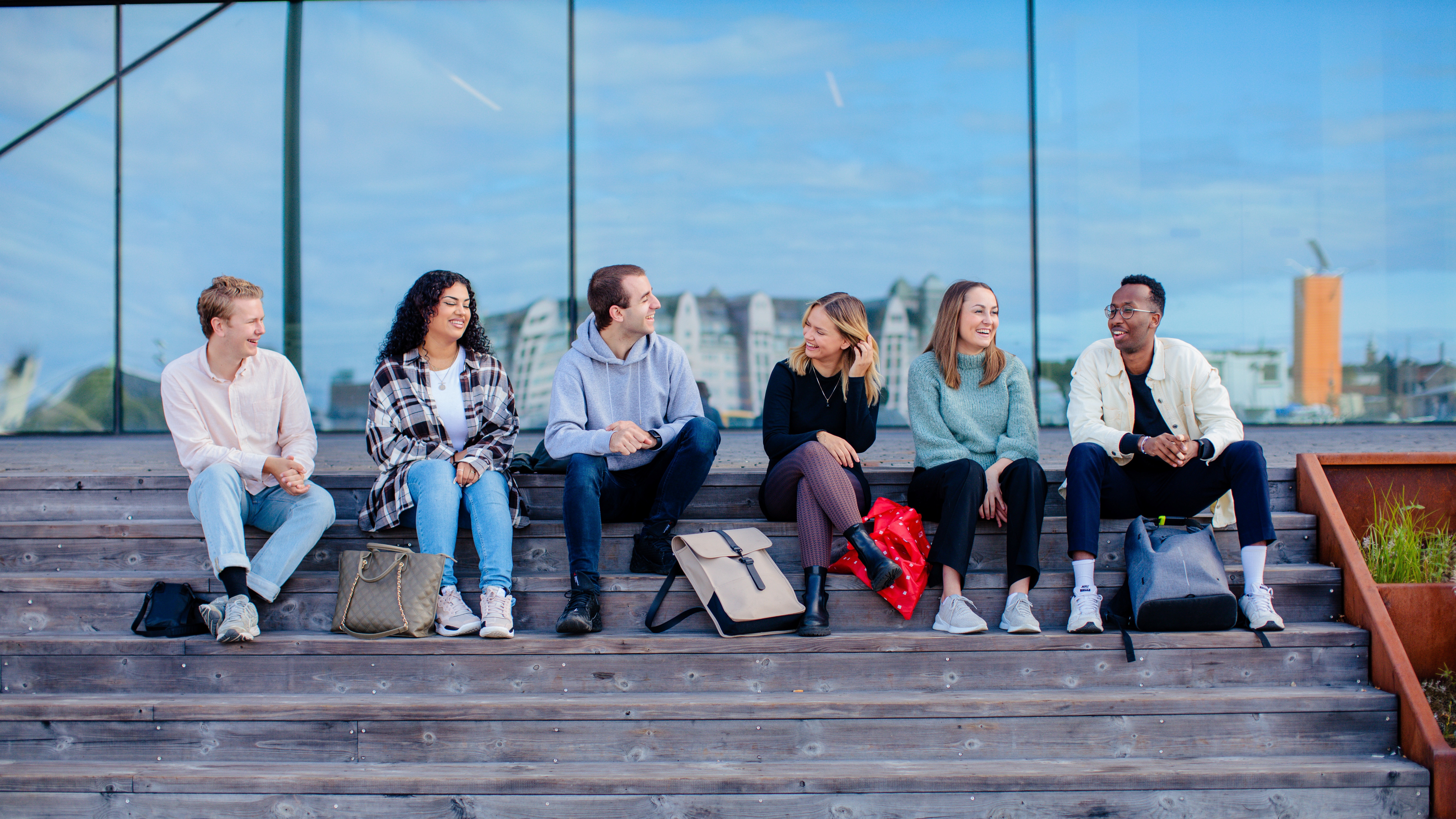 Bilde av ungdom som ler. 