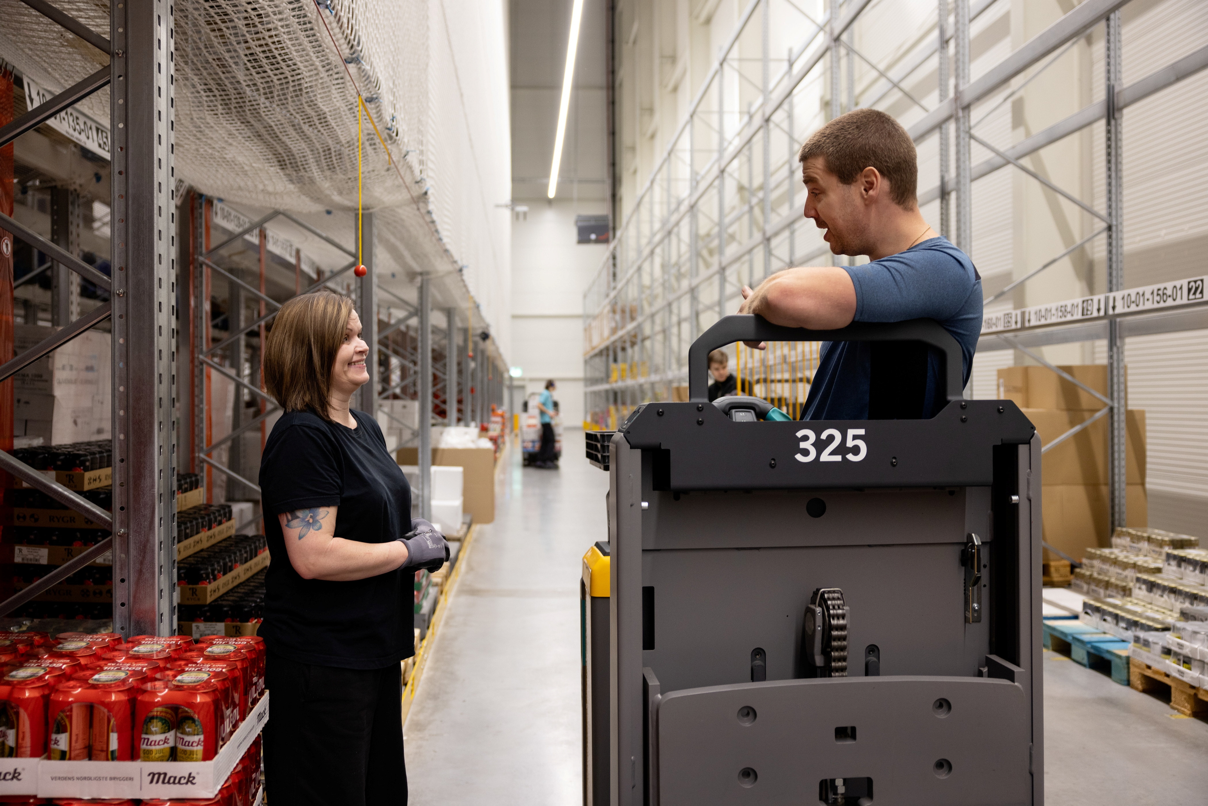 Bilde av en som jobber på et lager. 