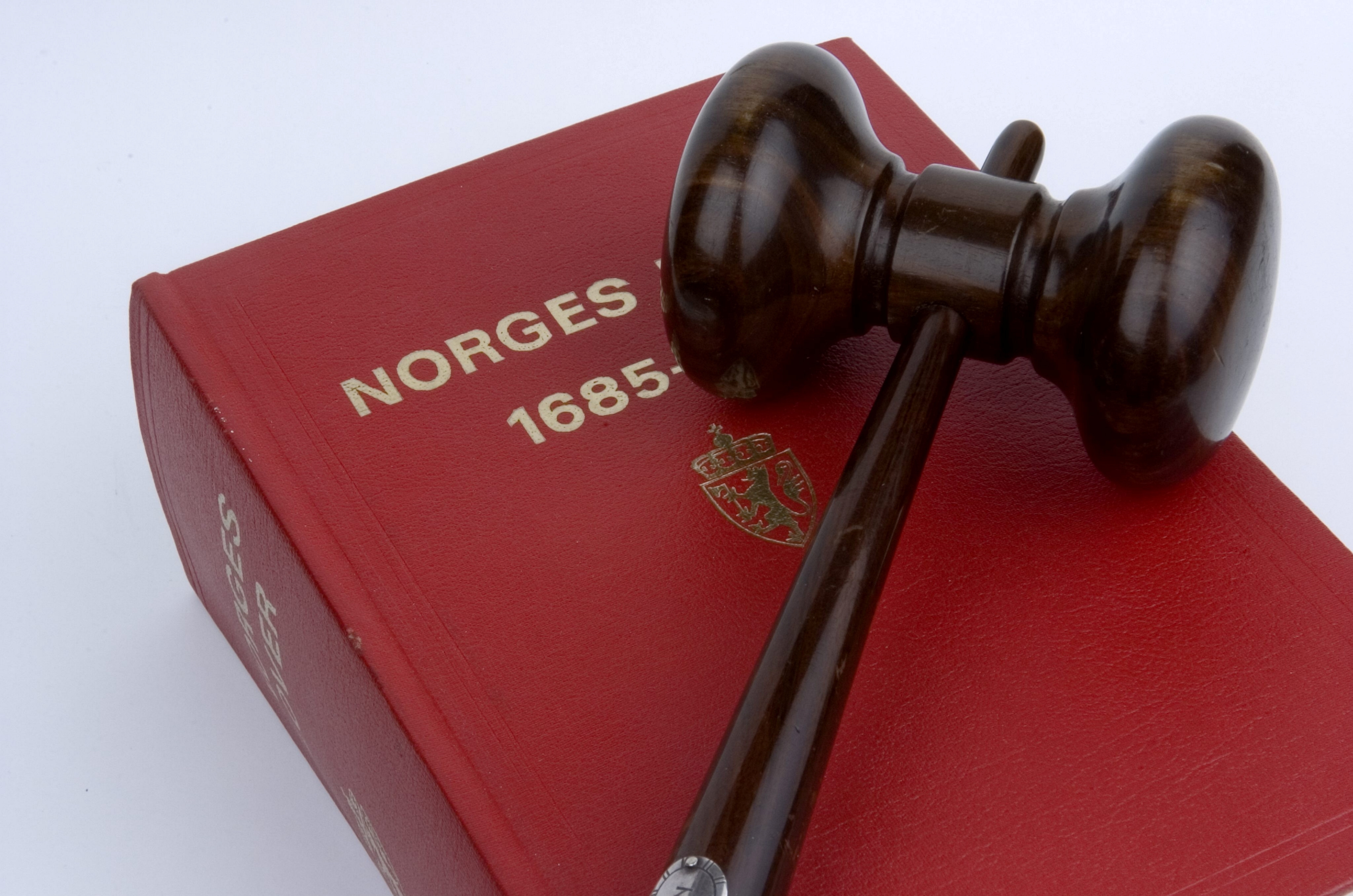 Bilde av en lovbok og en klubbe. 