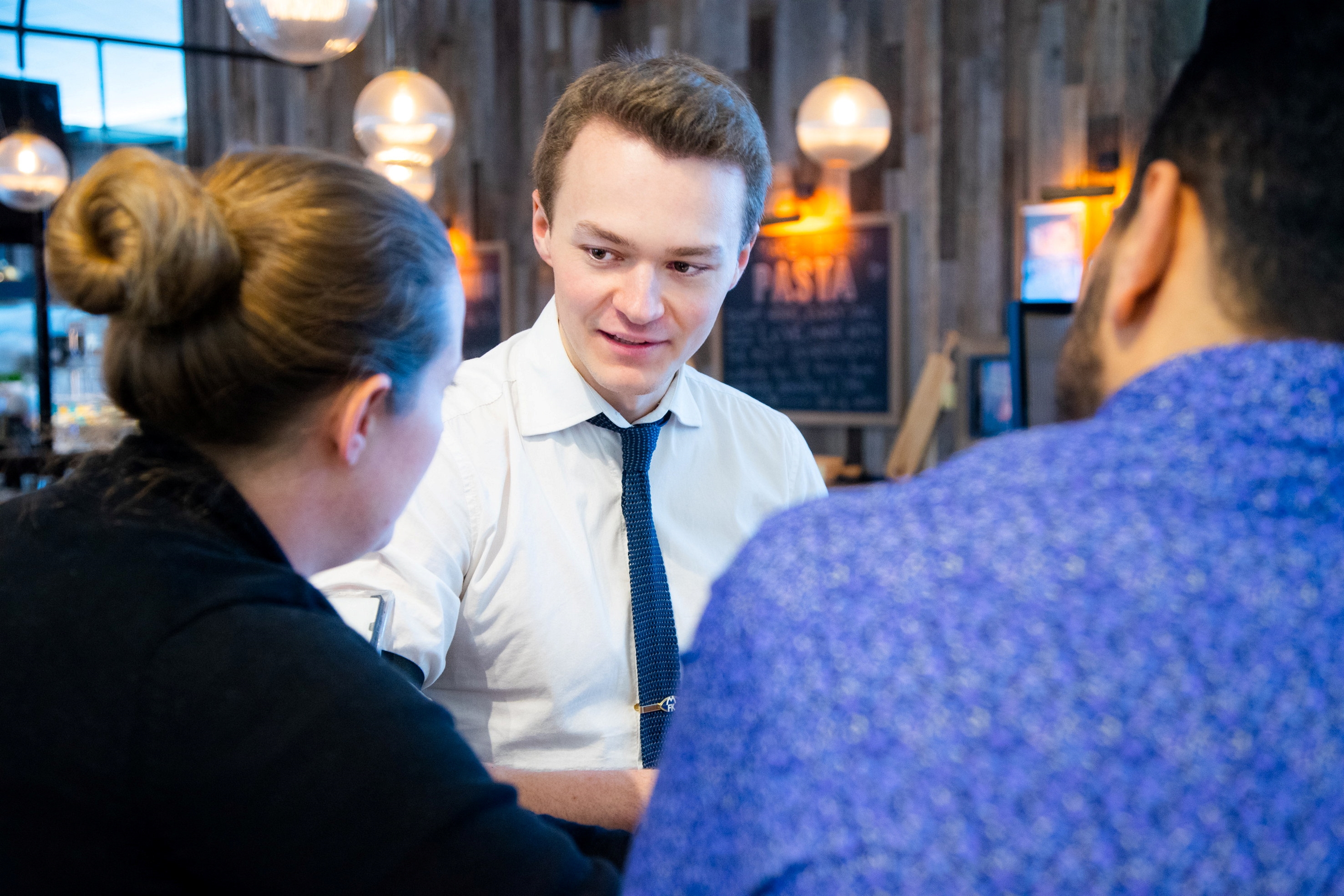 Tre personer snakker sammen