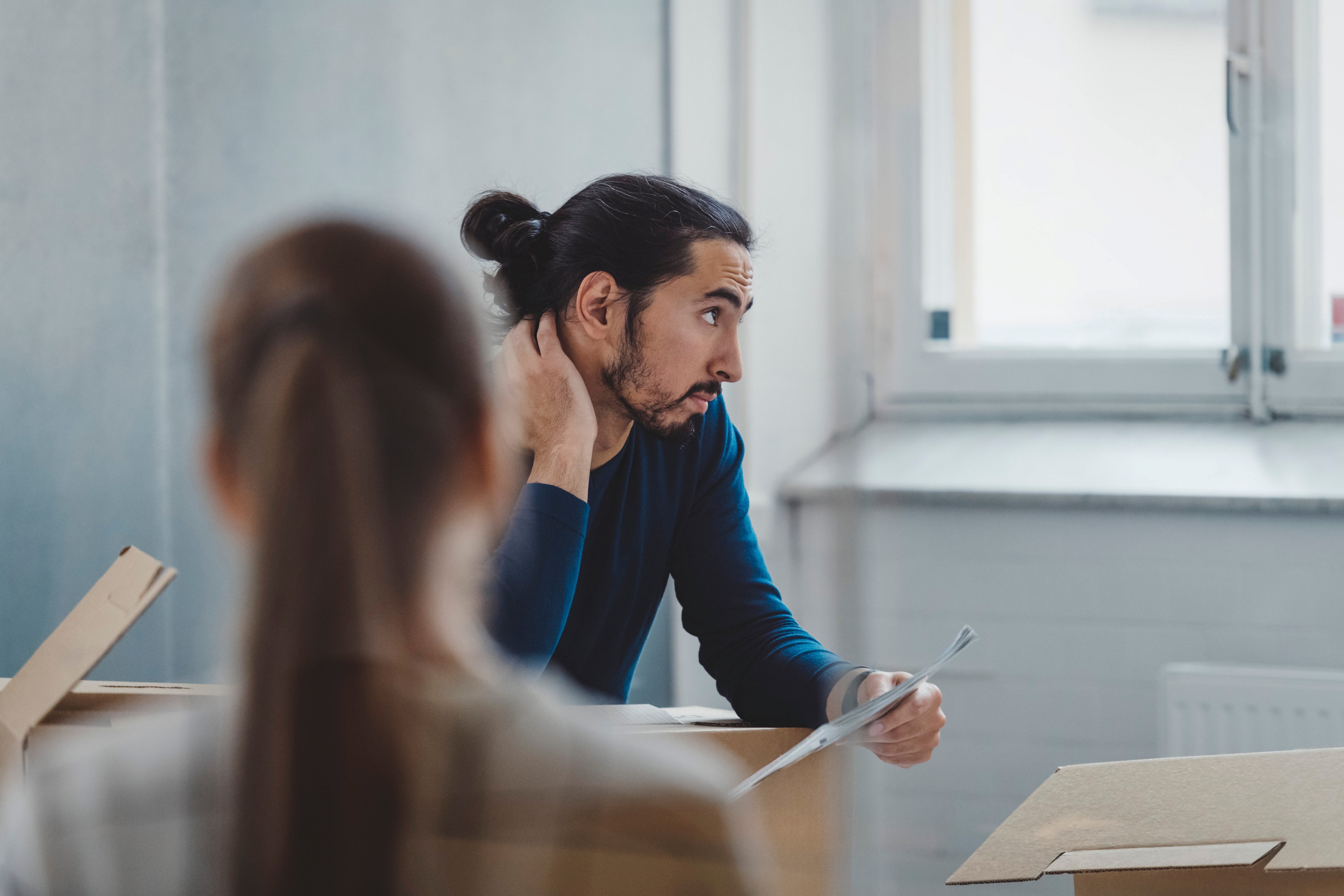 Bilde av en mann som pakker