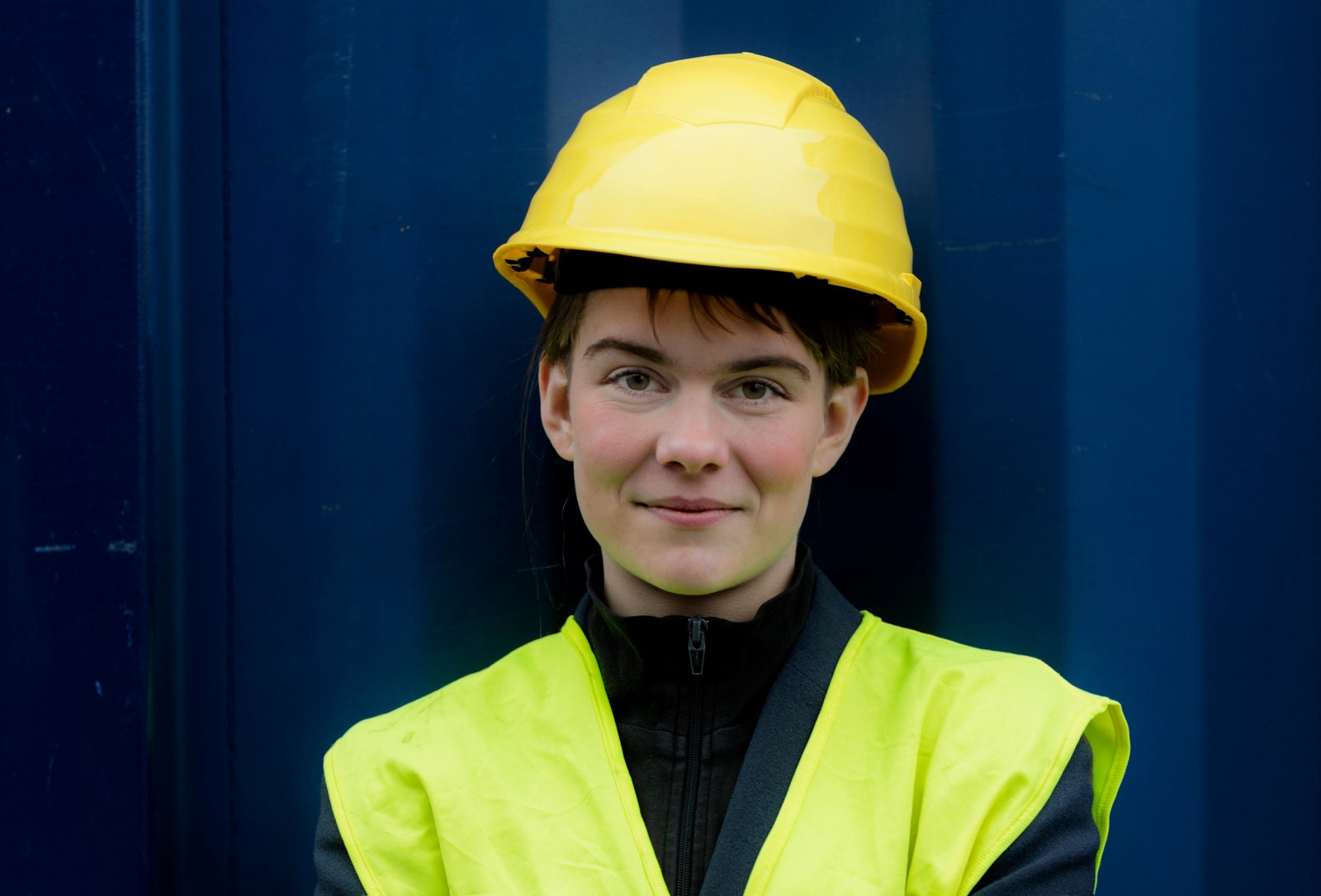 To kvinner som står og snakker med hverandre