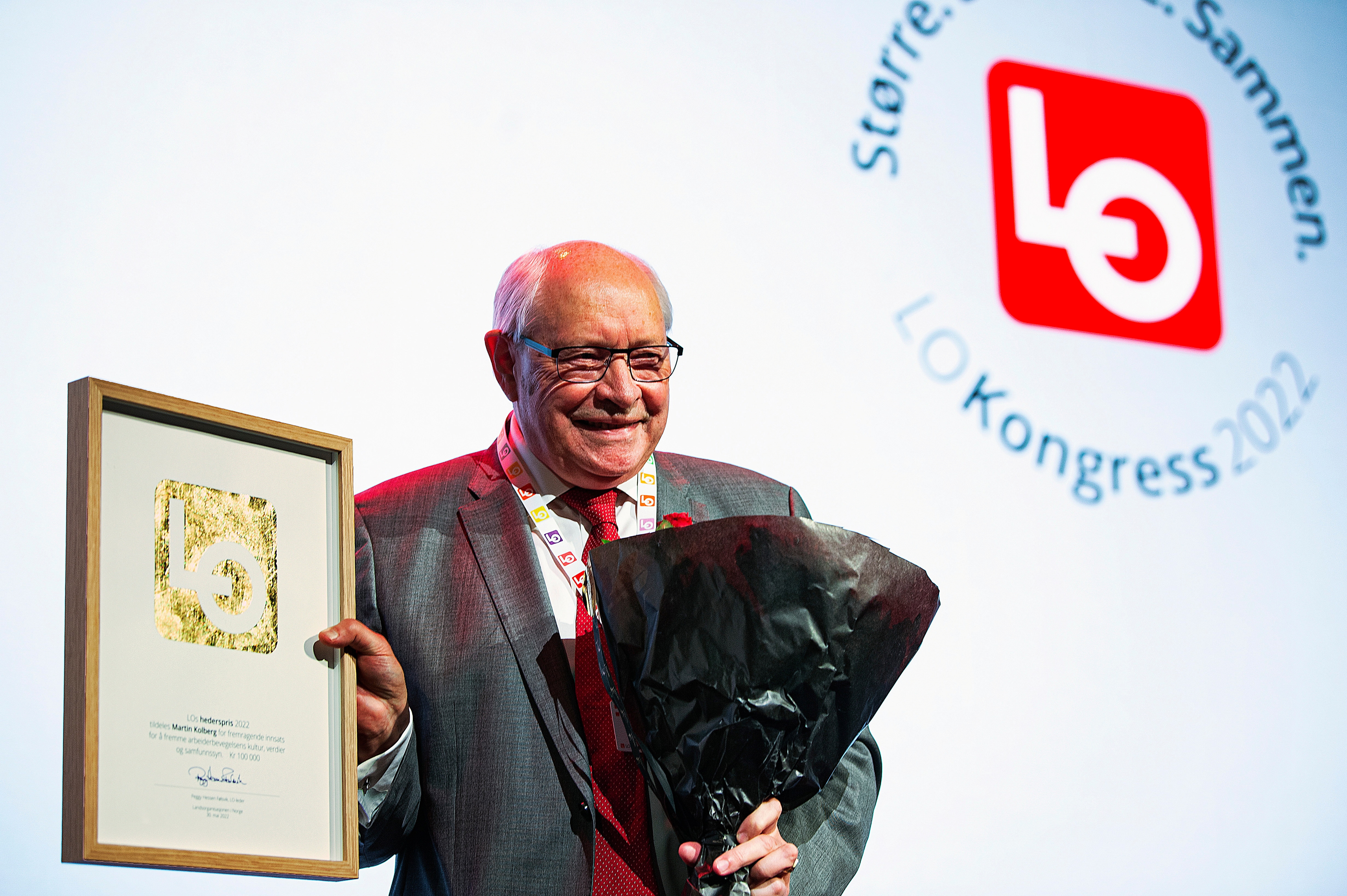 LO-leder Peggy Hessen Følsvik overrekker Martin Kolberg LOs hederspris. Foto.