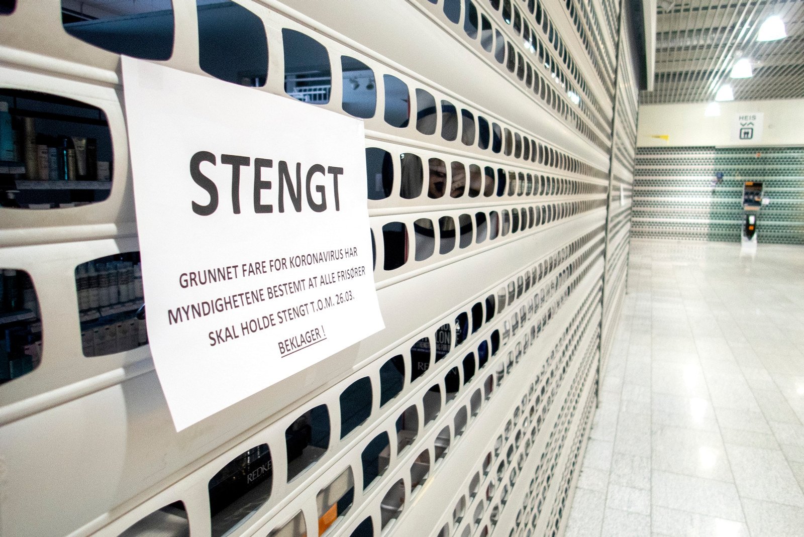 Stengt butikk med gitter foran inngangen. Foto.