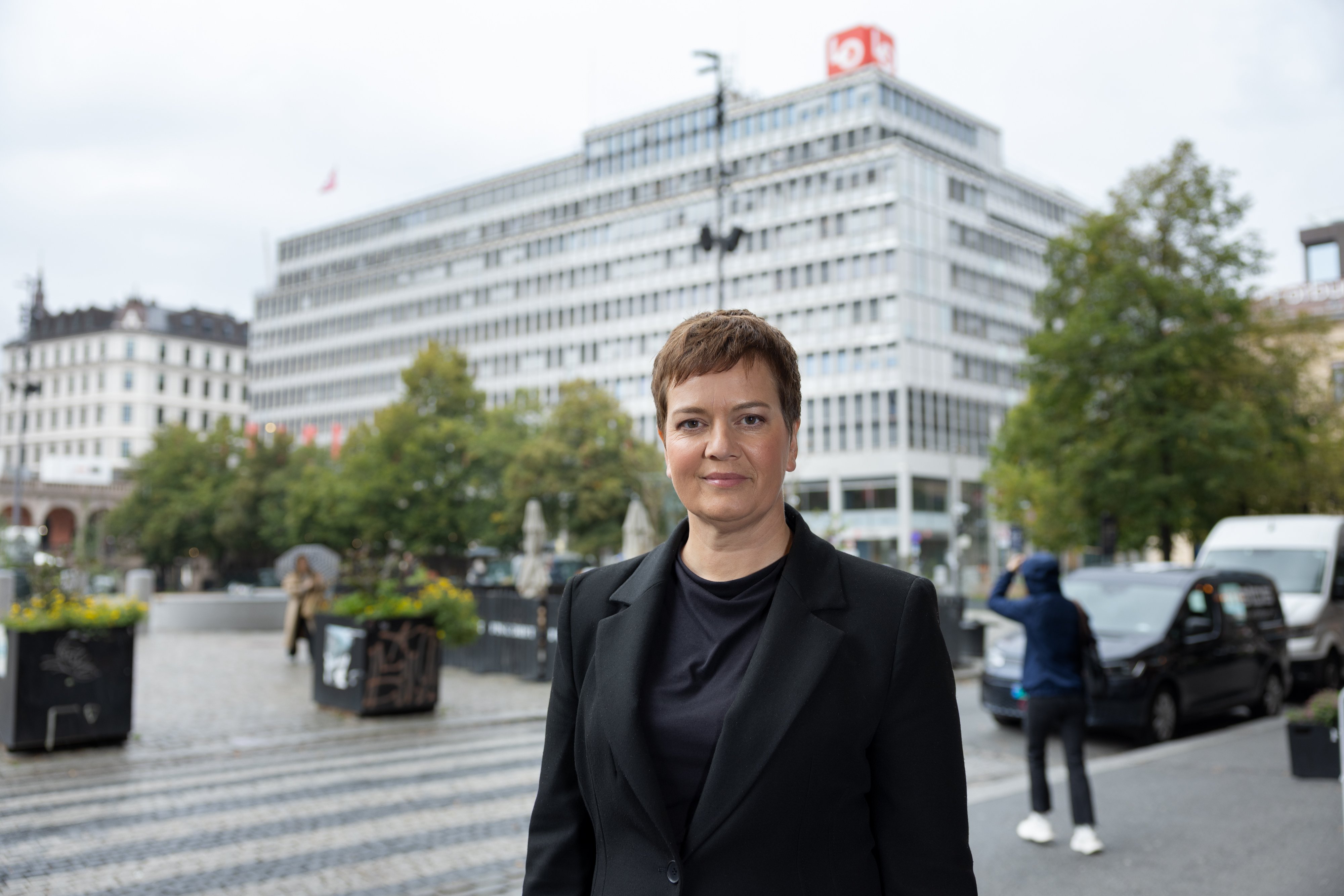 Henriette Jevnaker står foran LO-bygget på Youngstorget. Foto.