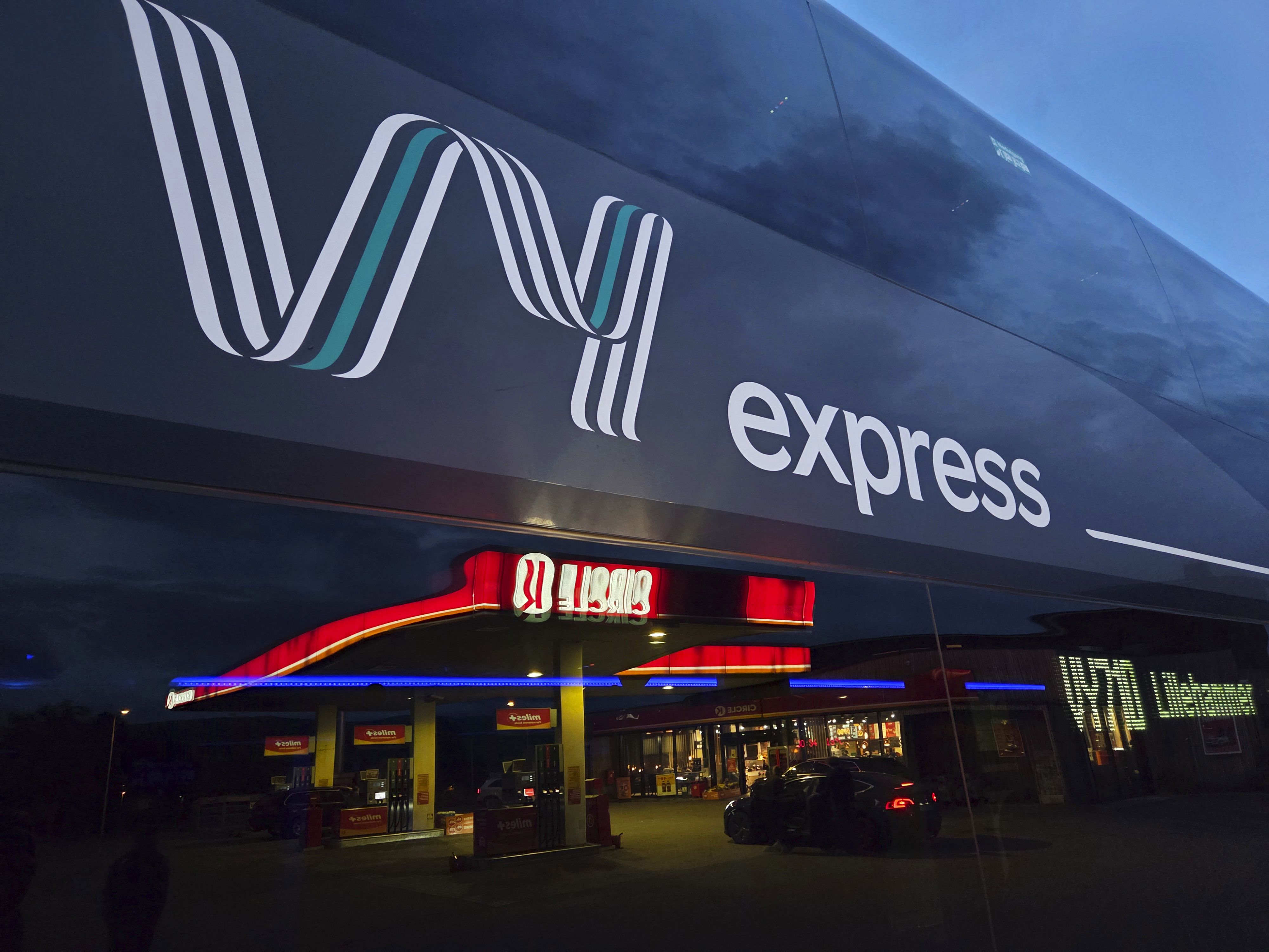 Et nævbilde av en VY-buss med særlig zoom på logo. Foto.