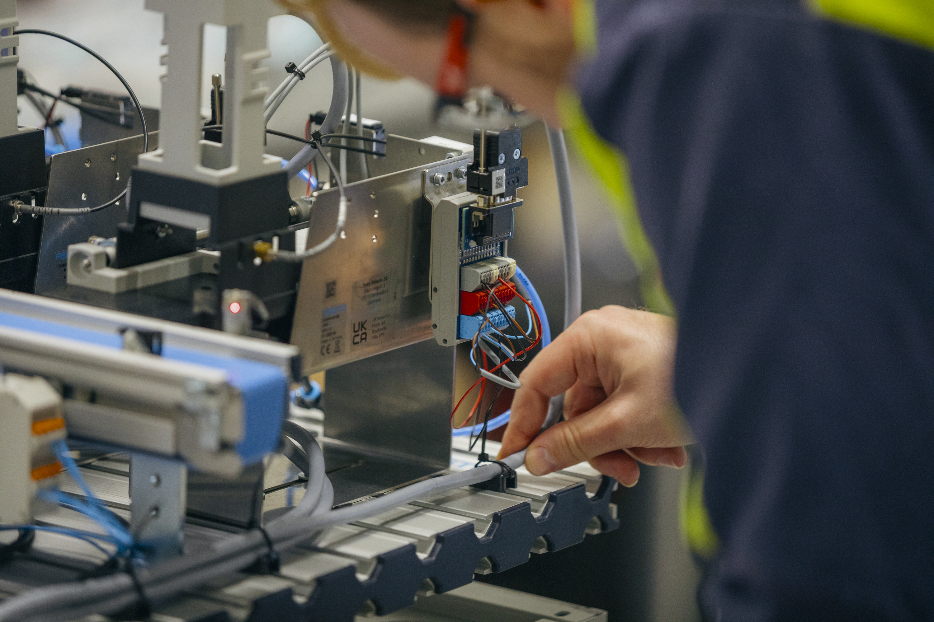 Nærbilde av person som jobber med elektronikk. Foto.