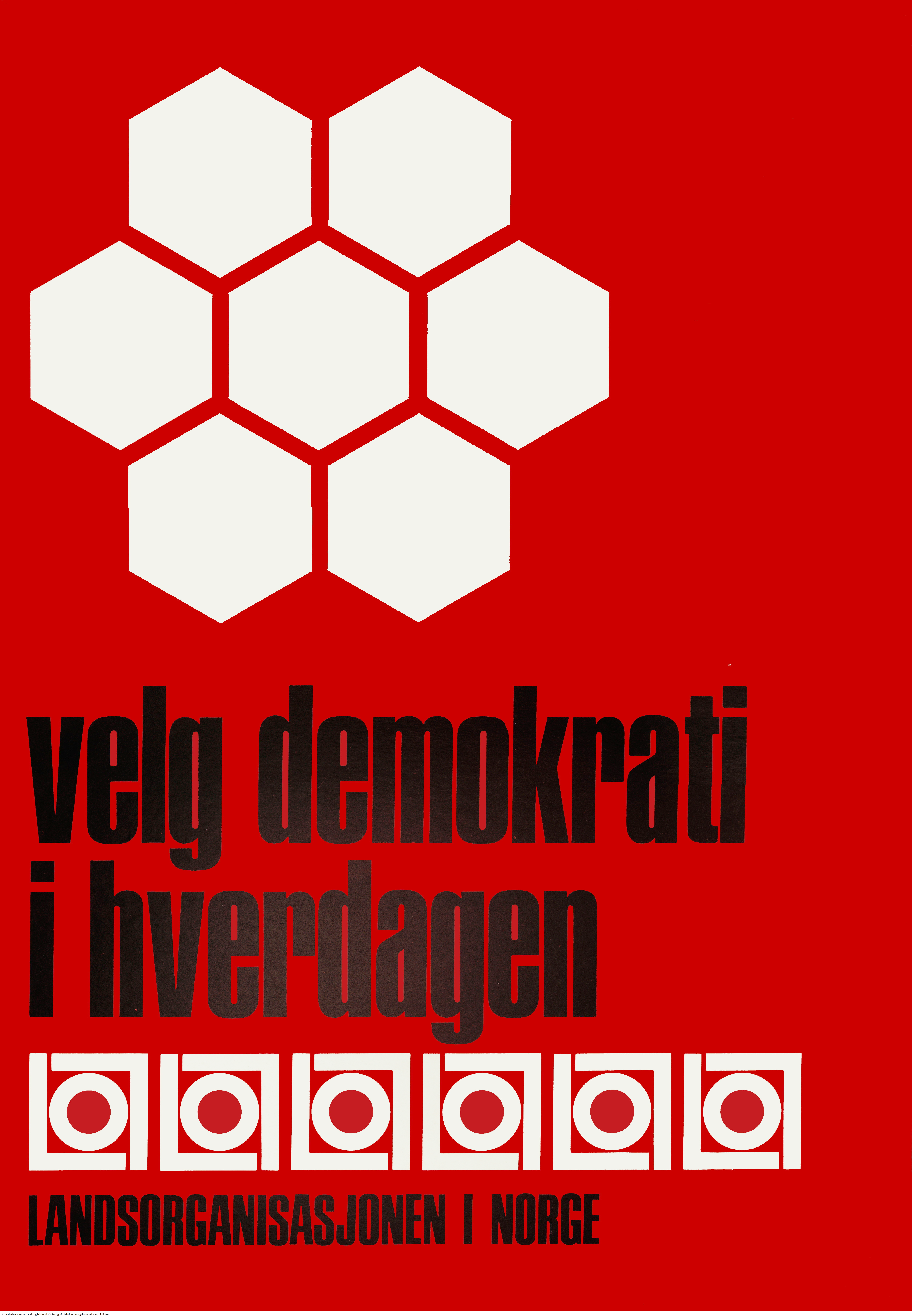 Bildet viser en rød valgplakat som sier "Velg demokrati i hverdagen".