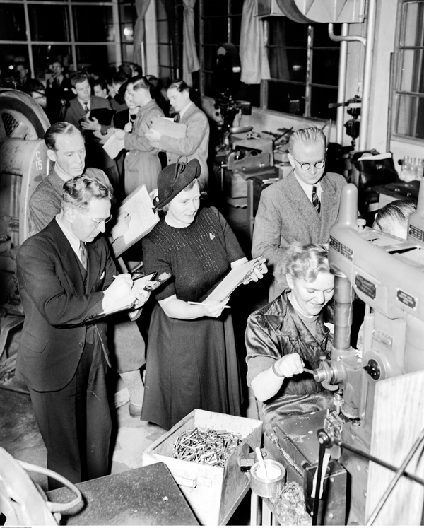 Bildet viser arbeidere som blir utsatt for en tidsstudie med mål om å effektivisere produksjonen.