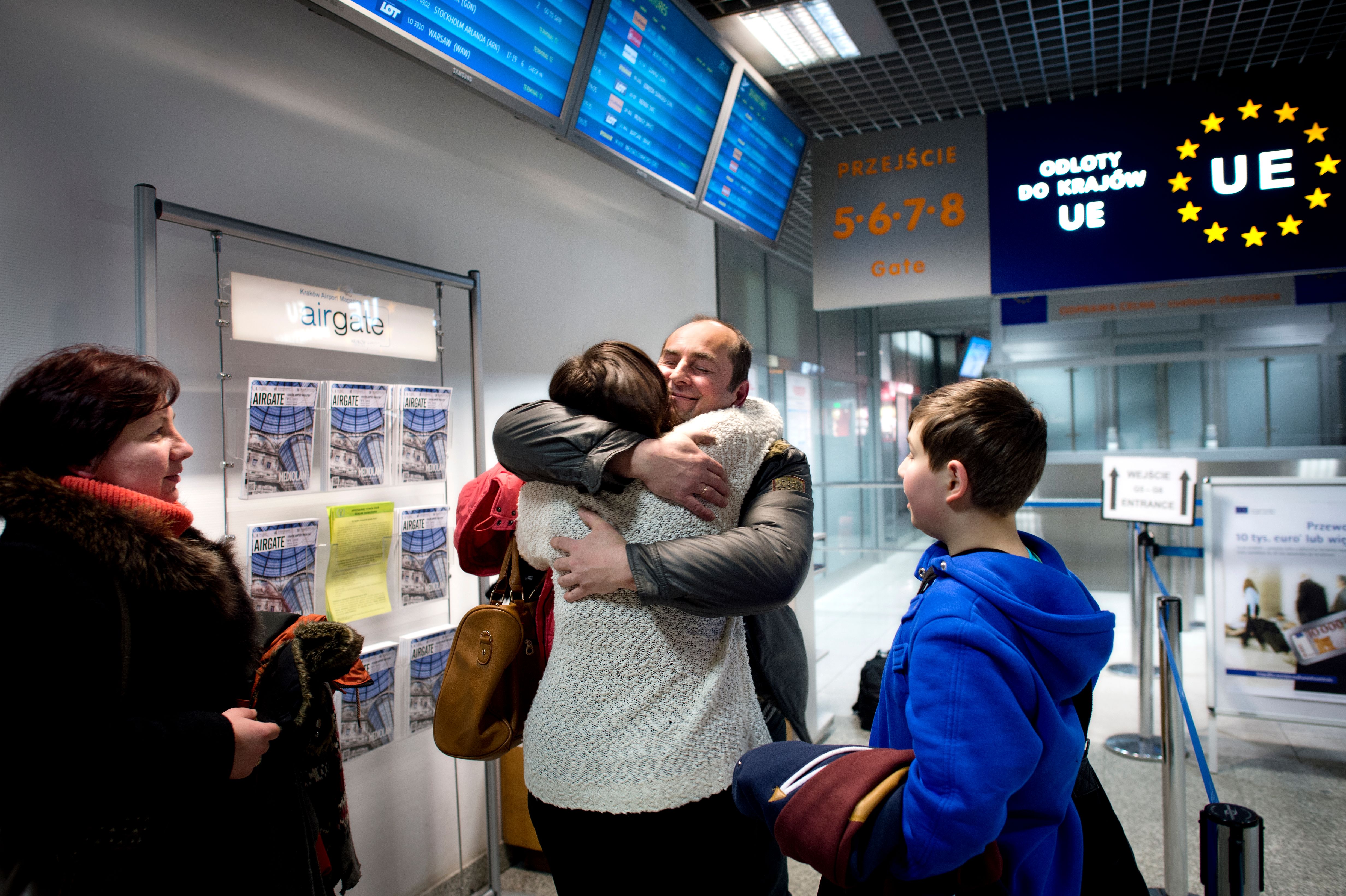 Bildet viser en familiegjenforening på en flyplass. 