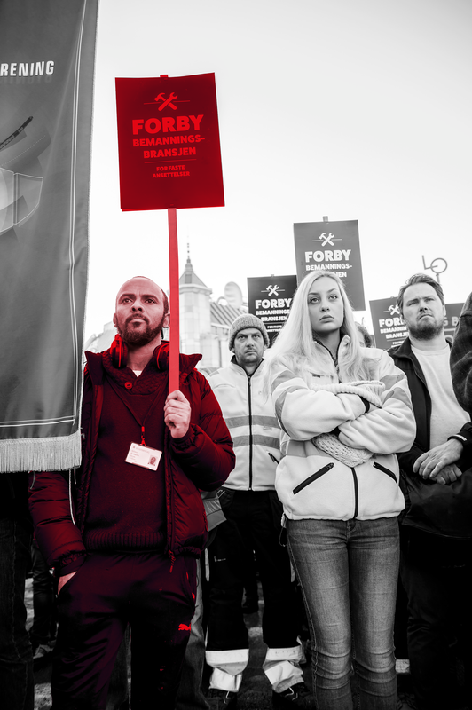 Bildet viser en demonstrasjon mot bemanningsbransjen i 2022. Forskjellige fagforeninger står i med skilt hvor det står "forby bemanningsbransjen".