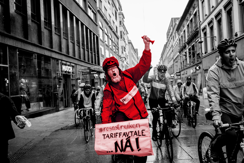 Bildet viser Foodora-syklister i 2019 som streiker for tariffavtale og medbestemmelse i arbeidslivet.