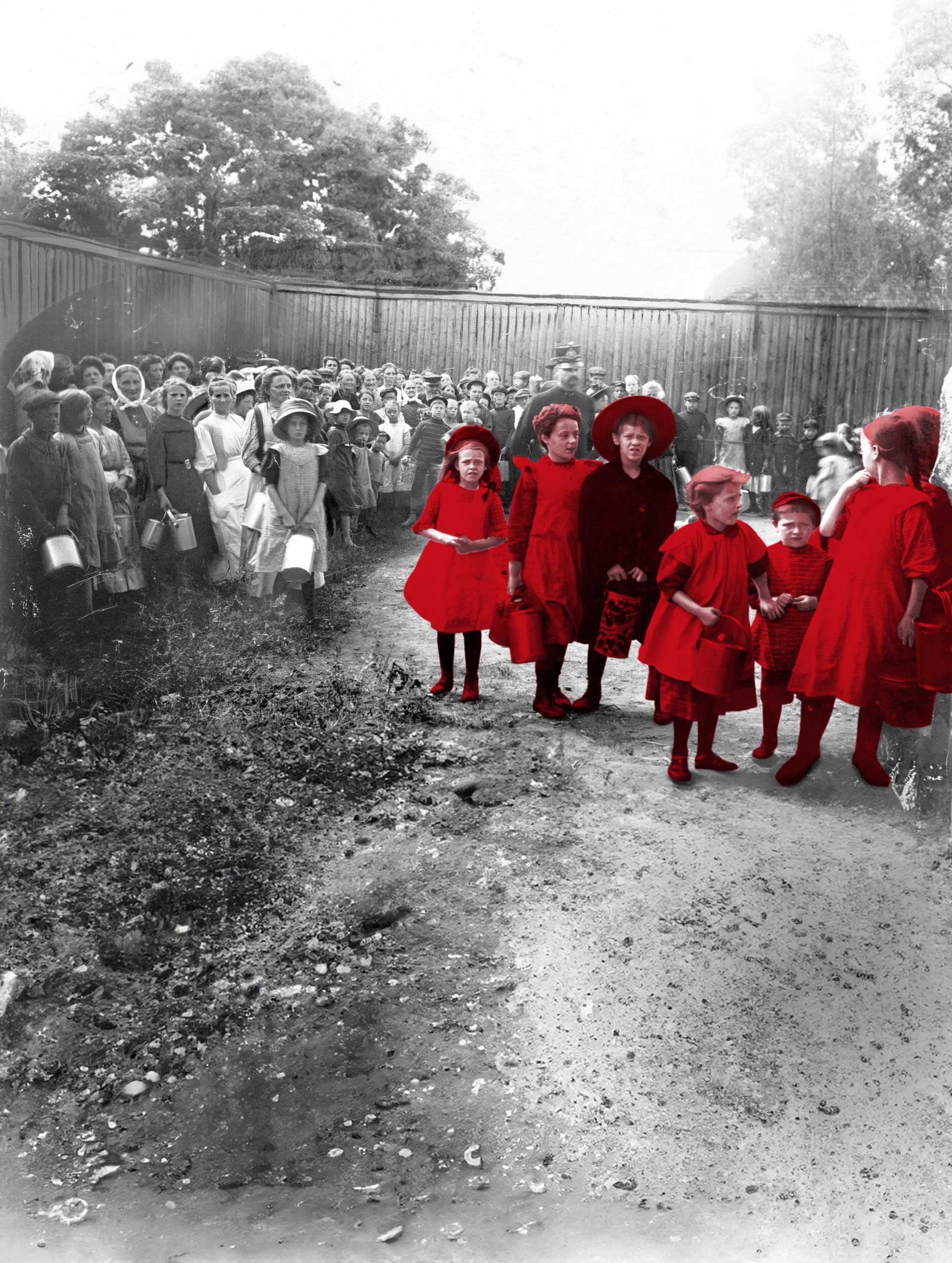 Bildet viser barn som står i kø ved matutsalget som ble opprettet på Lakkegata skole under stor-lockouten i 1911.