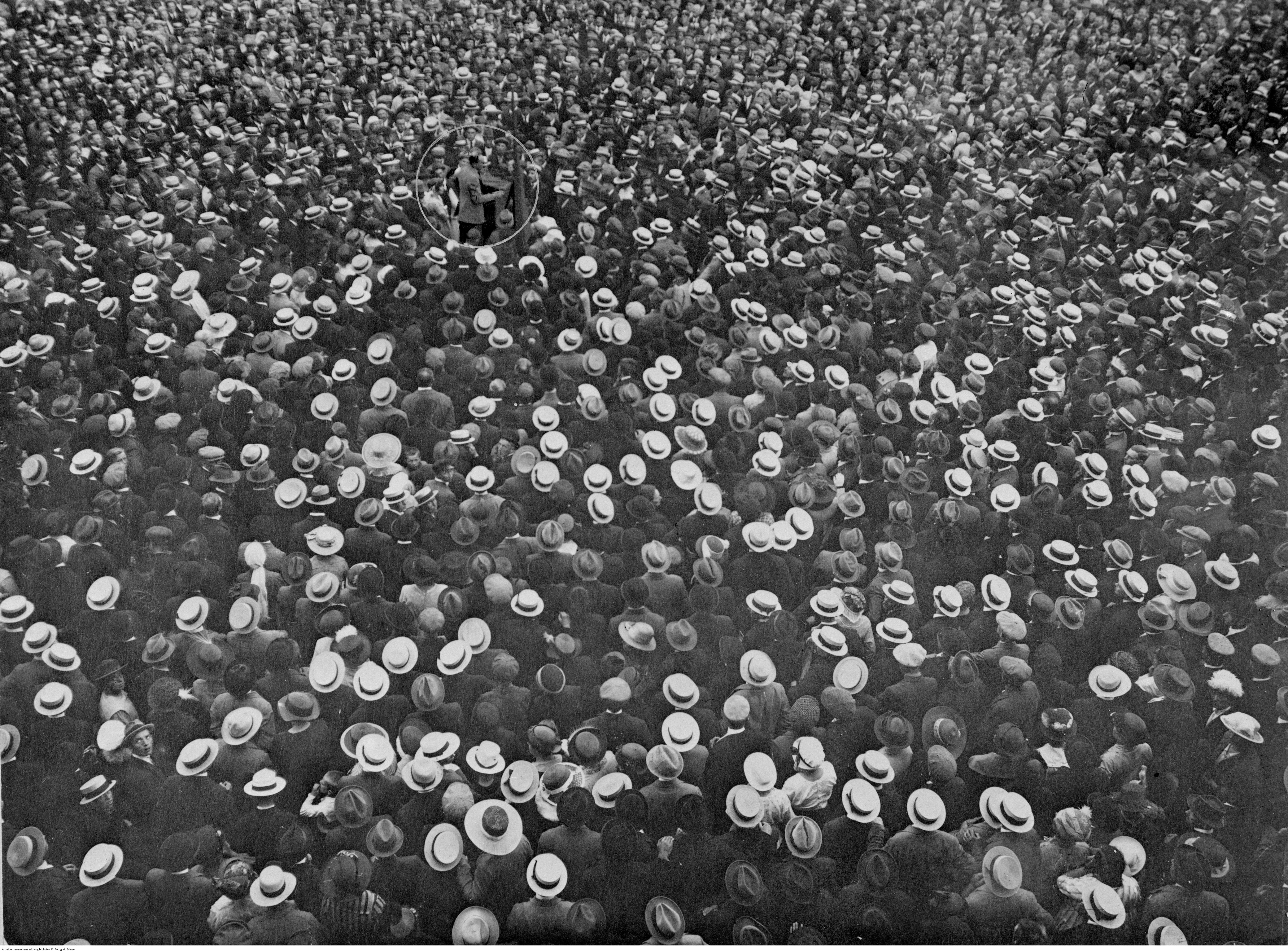 Bildet viser Martin Tranmæl tale foran et folkehav i forbindelse med storstreiken i 1921.