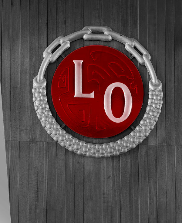 Landsorganisasjonens gamle logo, som i dag henger i sekretariatssalen i Folkets hus i Oslo.