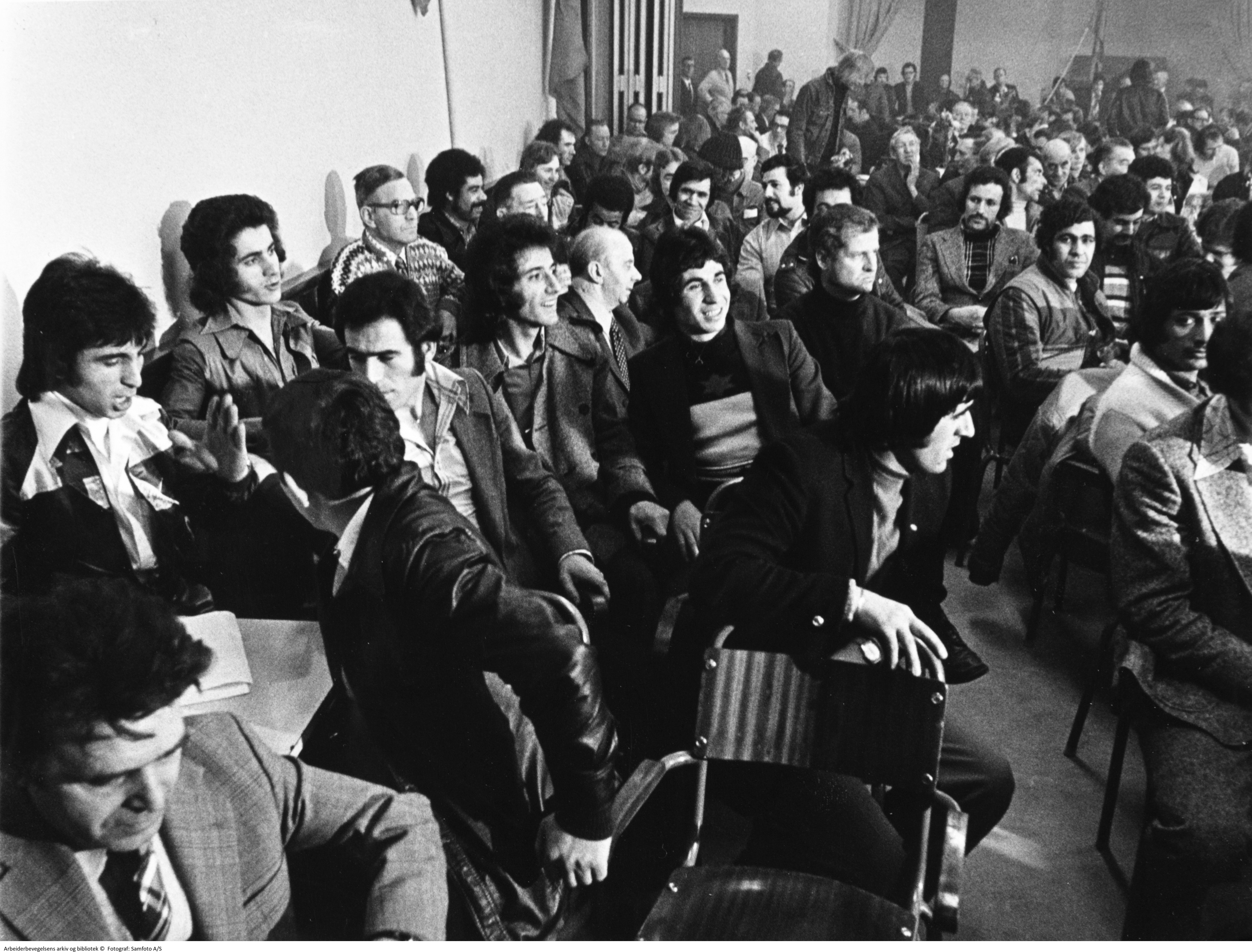 Bildet viser streikende "fremmedarbeidere" og norskfødte arbeidere på Jøtul, 1976.