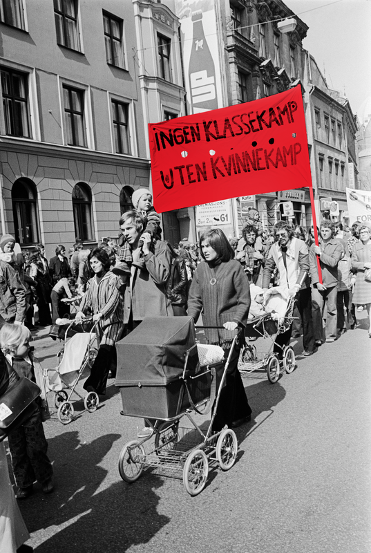 Bildet viser en kvinnemarsj i 1970. På en fremtredende parole står det "Ingen klassekamp uten kvinnekamp".