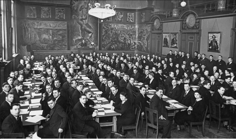 Bildet viser storsalen i gamle Folkets Hus ved Youngstorget i Oslo. På veggen til høyre ses et portrett av Marcus Thrane. 