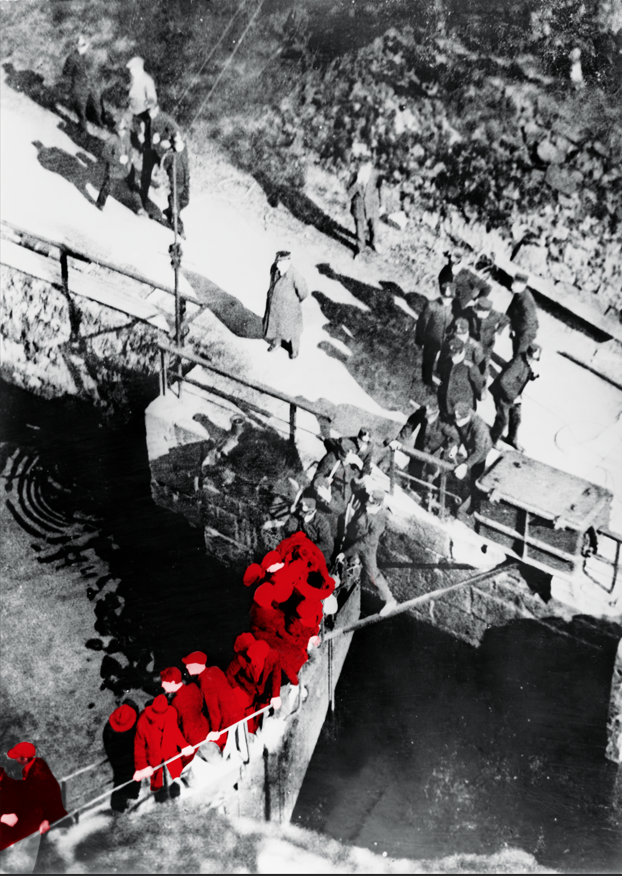 Bildet viser sammenstøt mellom streikebrytere, streikende og statspoliti ved Norsk Hydros havneanlegg ved Menstad under stor-lockouten i 1931.