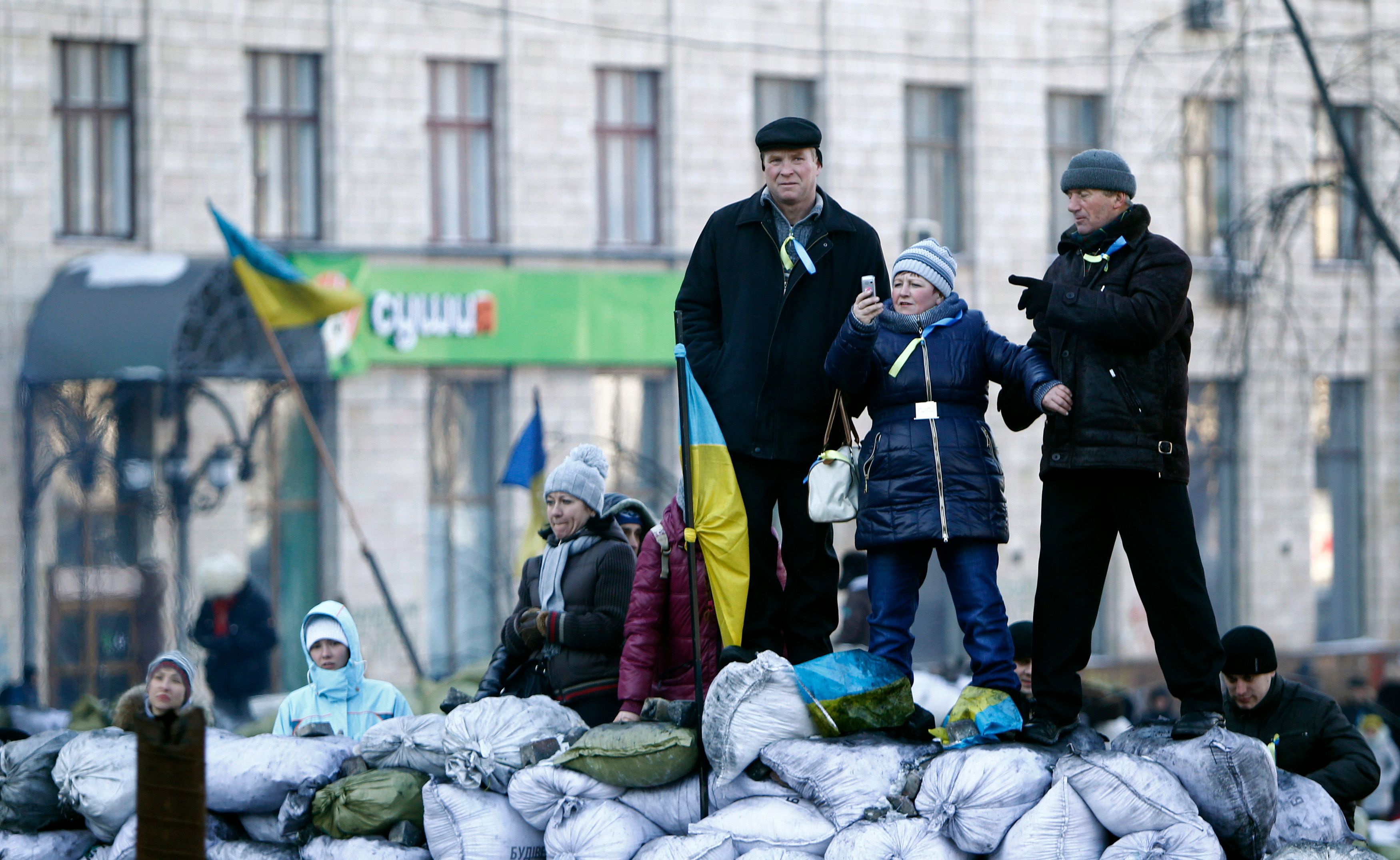 Bildet viser ukrainere stå på barrikadene i forbindelse med Ukraina-krigen.