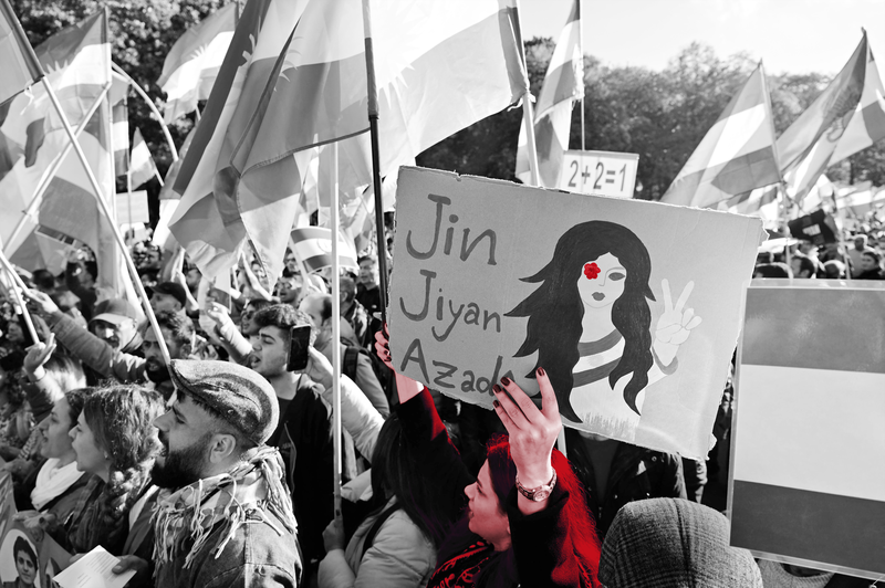 Bildet viser iranske kvinner og menn i protest mot regimet under slagordet "Kvinne, liv, frihet".