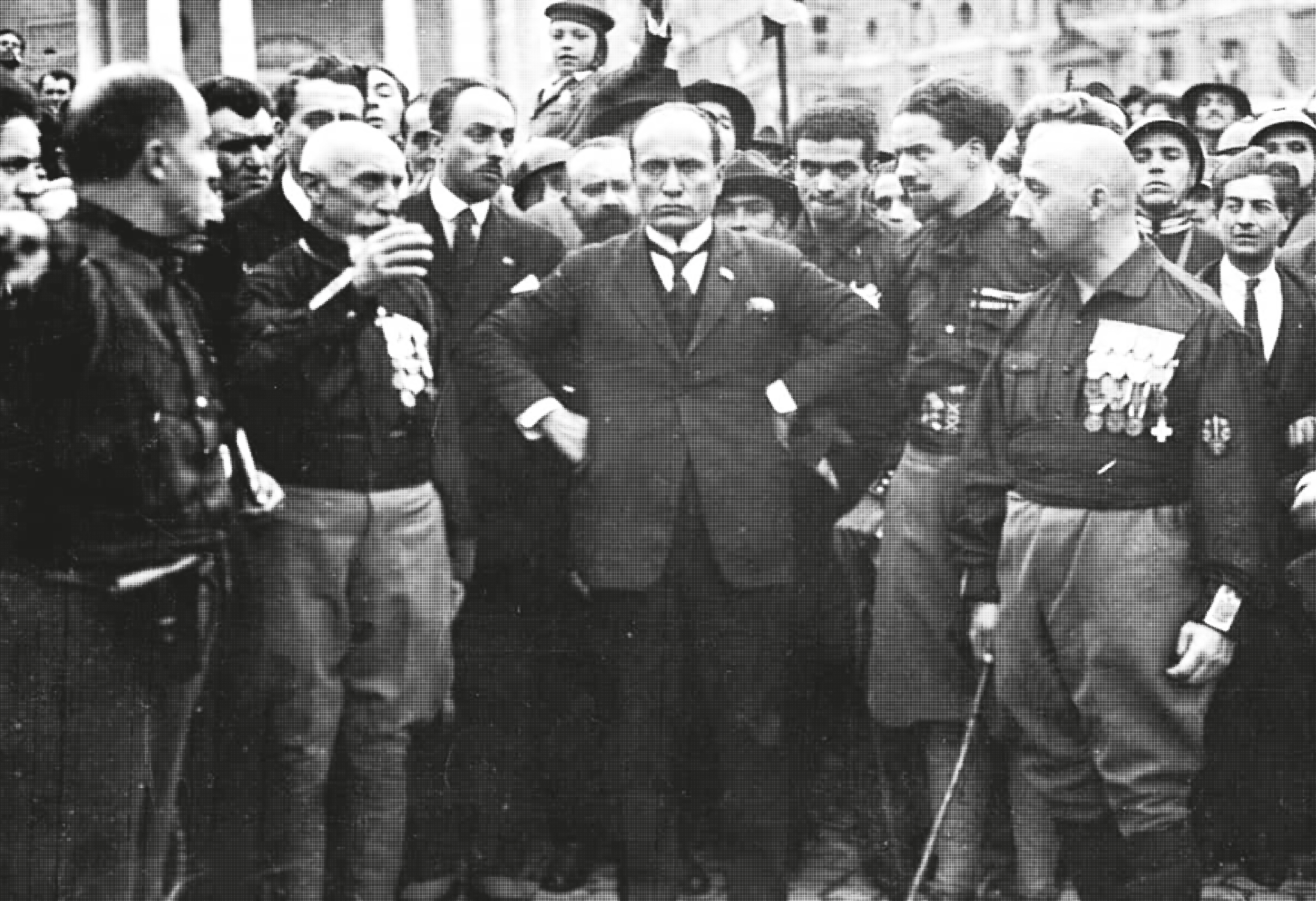 Benito Mussolini ga fascismen et navn. Her er han omgitt av sine svartskjortekledte voldsmenn, «squadristene», etter marsjen mot Roma i 1922.