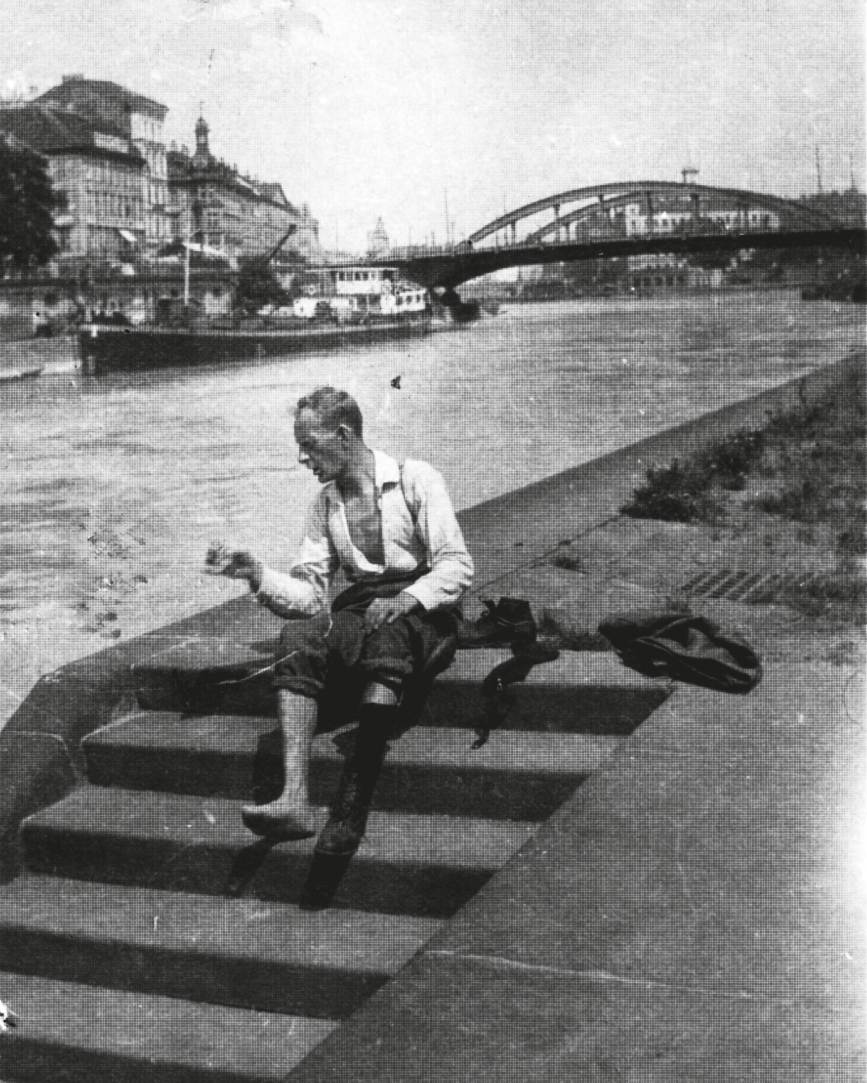 Einar Gerhardsen ved Donau, 1927. Gerhardsen besøkte Wien sammen med kameraten Per Lie, som våren 1945 døde i tysk konsentrasjonsleir. I Østerrike var de med på en antifascistisk demonstrasjon der minst 89 arbeidere ble drept og 600 skadet. De vendte tilbake til Norge overbevist om at arbeiderbevegelsen trengte arbeidervern for å kunne forsvare seg.