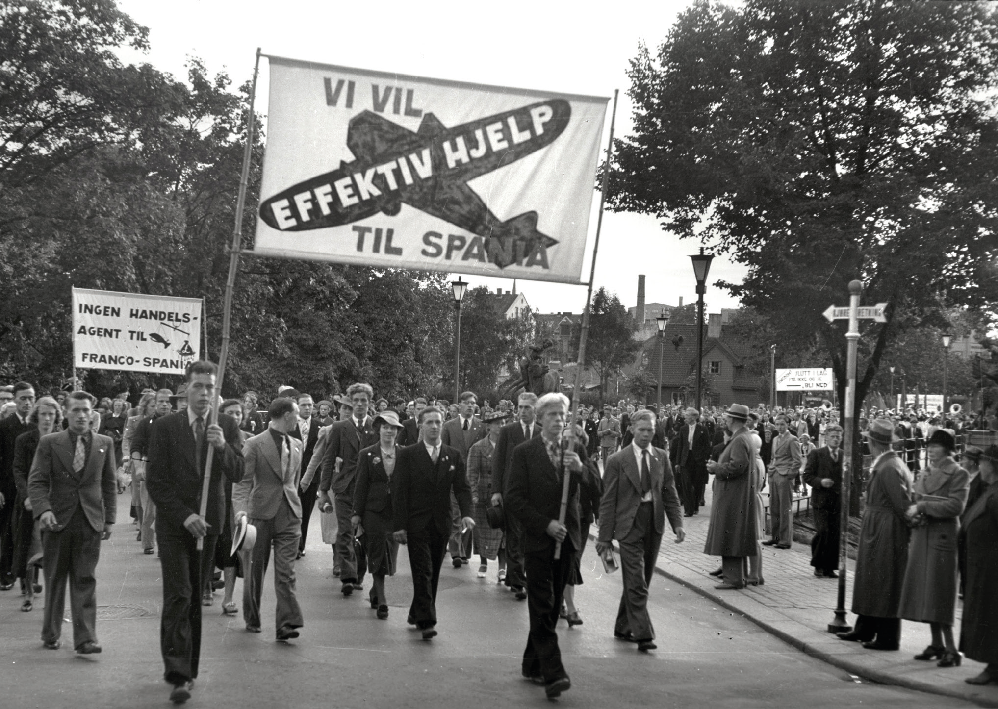 AUF 1. mai 1938. Arbeiderungdom i Norge vervet seg til frivillig tjeneste i kampen mot fascismen i Spania, og krevde våpen til den demokratiske republikken.